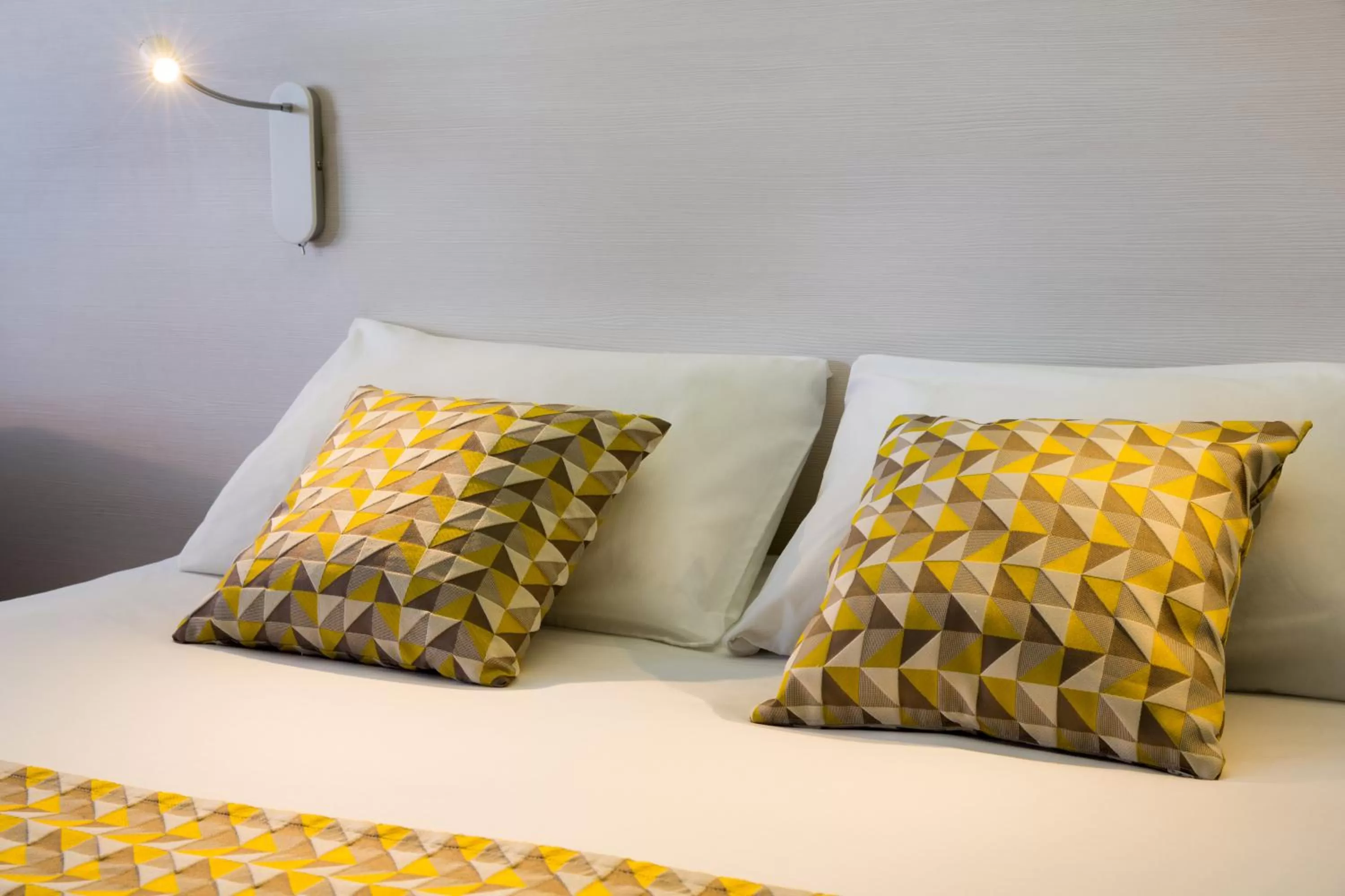 Bed in The Originals City, Hôtel Annecy Aéroport (Inter-Hotel)