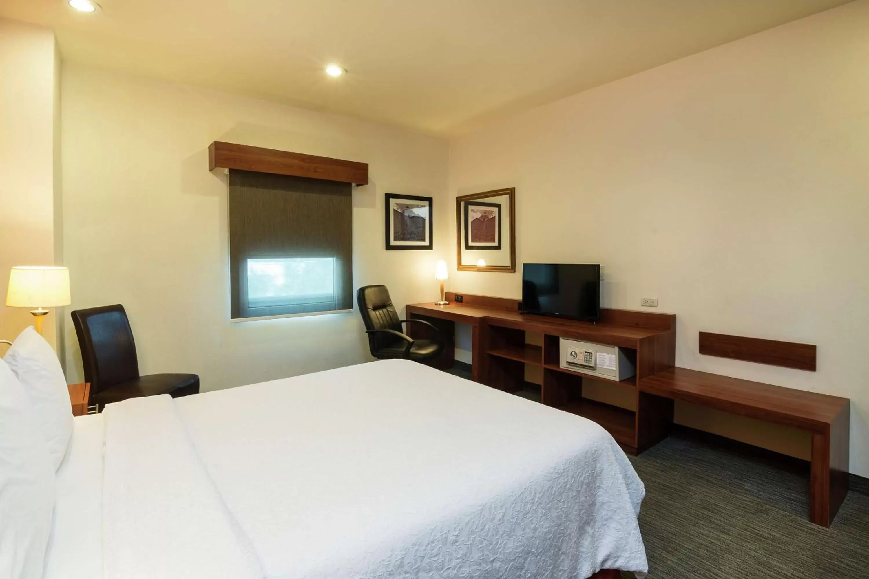 Bedroom, TV/Entertainment Center in Hampton by Hilton San Juan del Rio