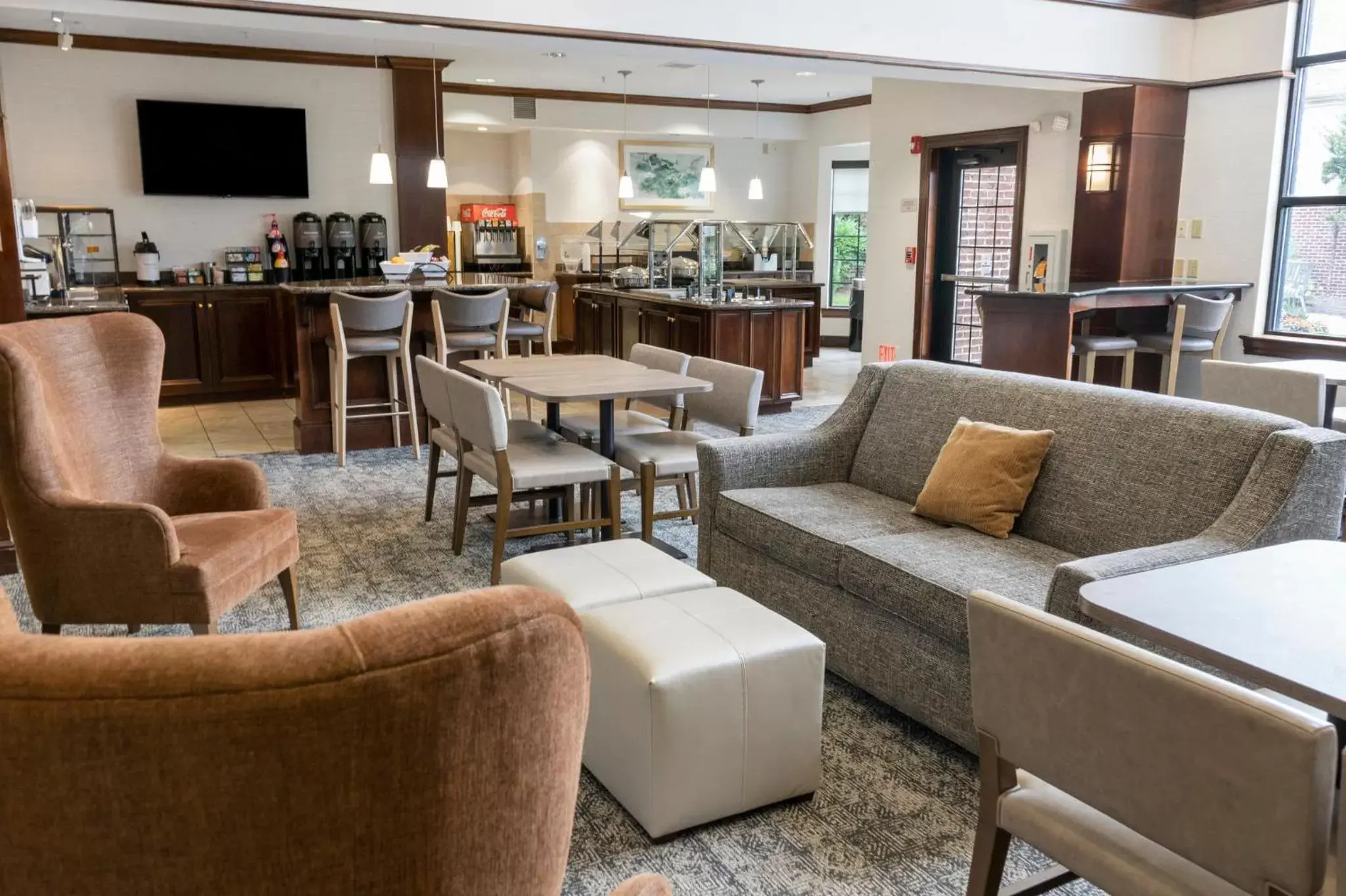 Breakfast, Lounge/Bar in Staybridge Suites Akron-Stow-Cuyahoga Falls, an IHG Hotel