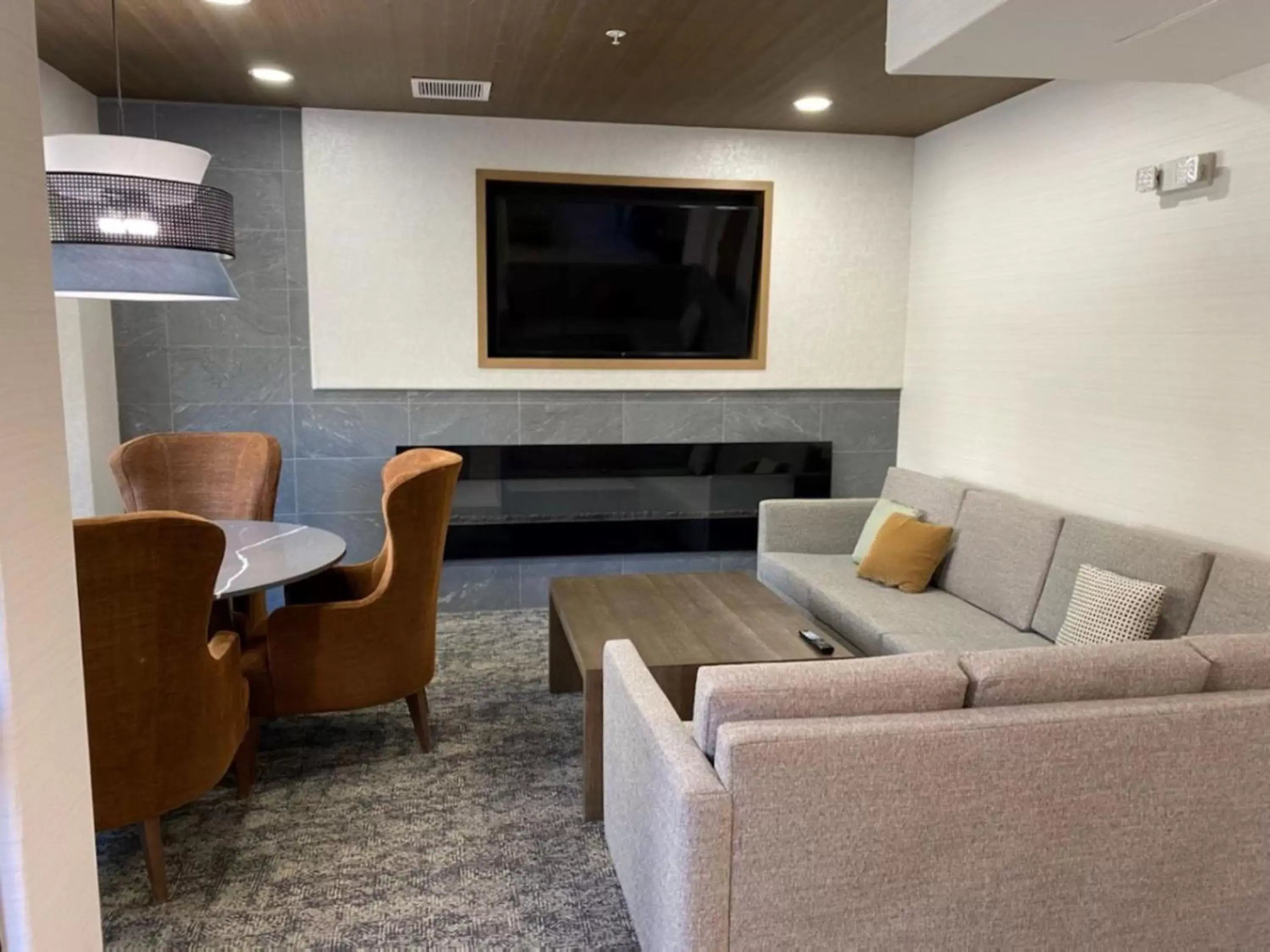 Property building, Lounge/Bar in Staybridge Suites Phoenix-Glendale