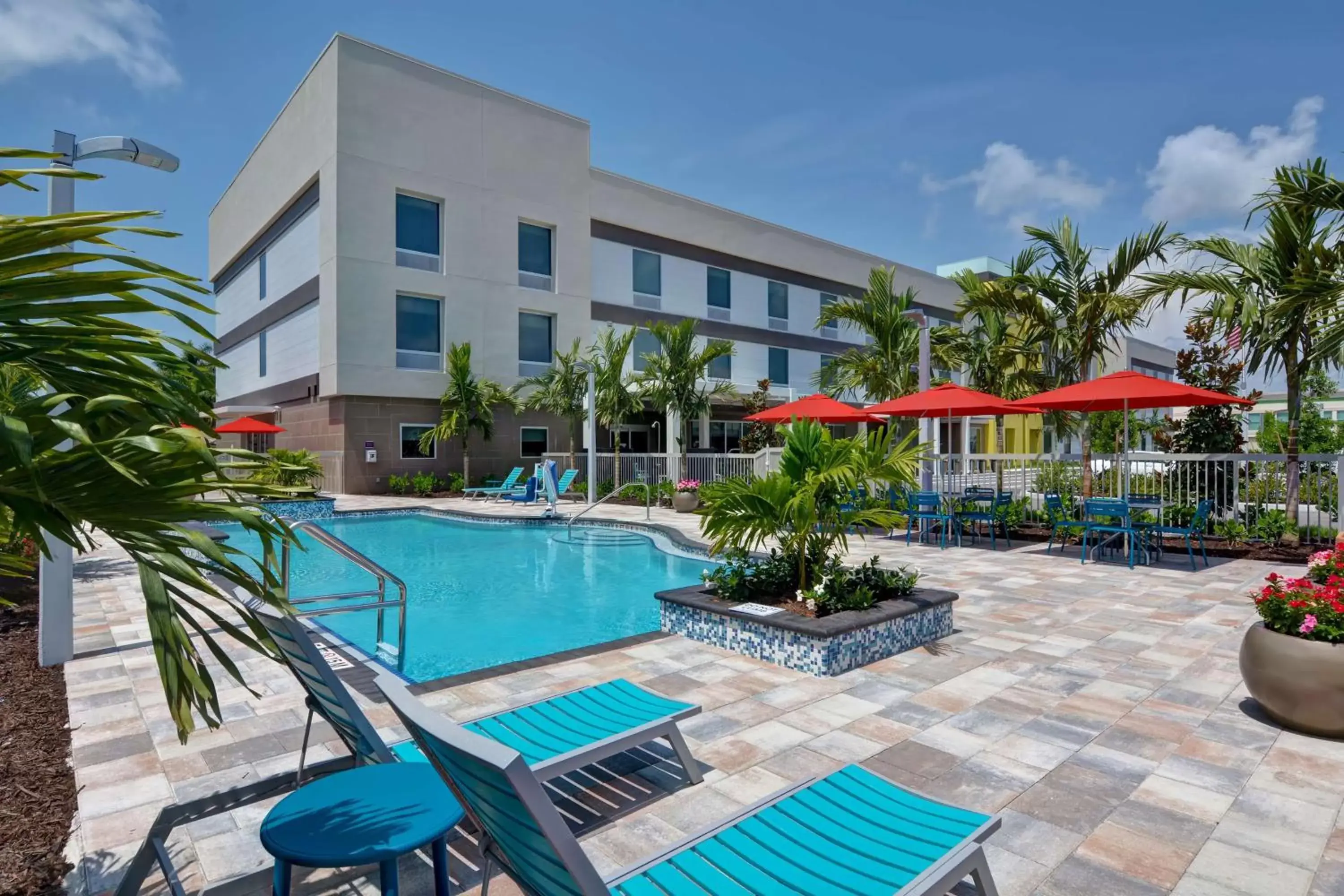 Property building, Swimming Pool in Home2 Suites By Hilton Naples I-75 Pine Ridge Road