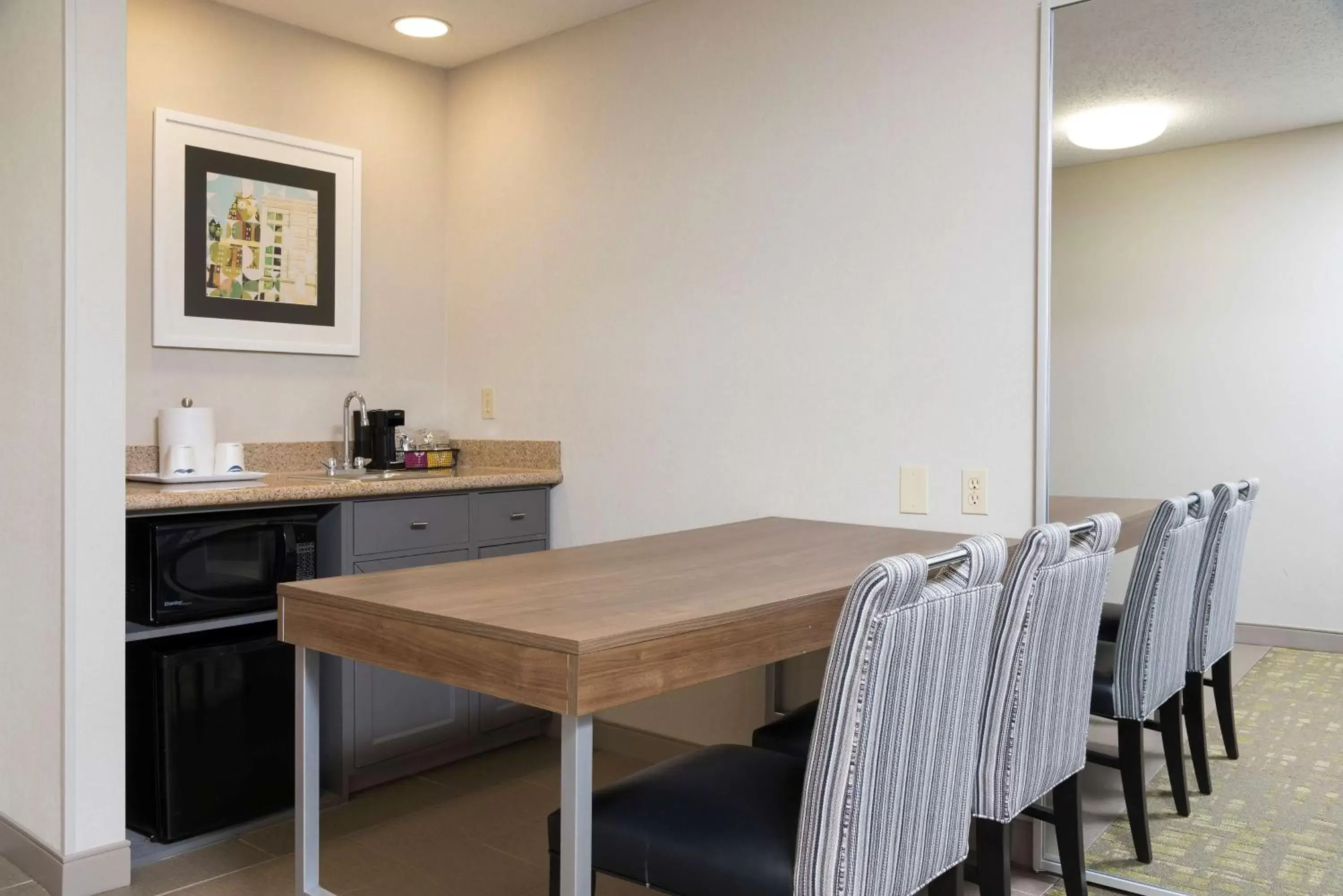 Kitchen or kitchenette, Dining Area in Hampton Inn & Suites East Lansing