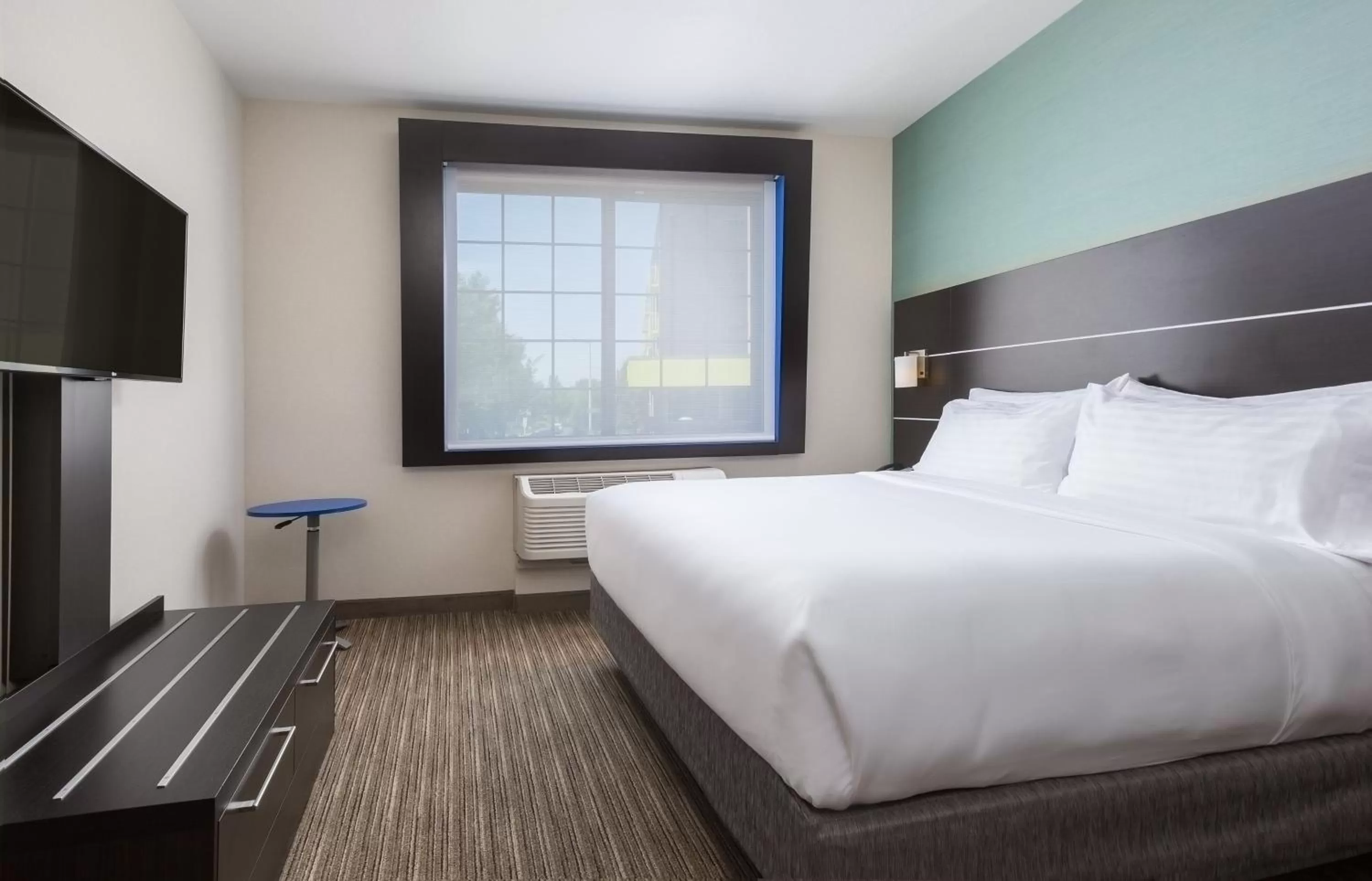 Photo of the whole room, Bed in Holiday Inn Express Hotel & Suites Eugene Downtown - University by IHG