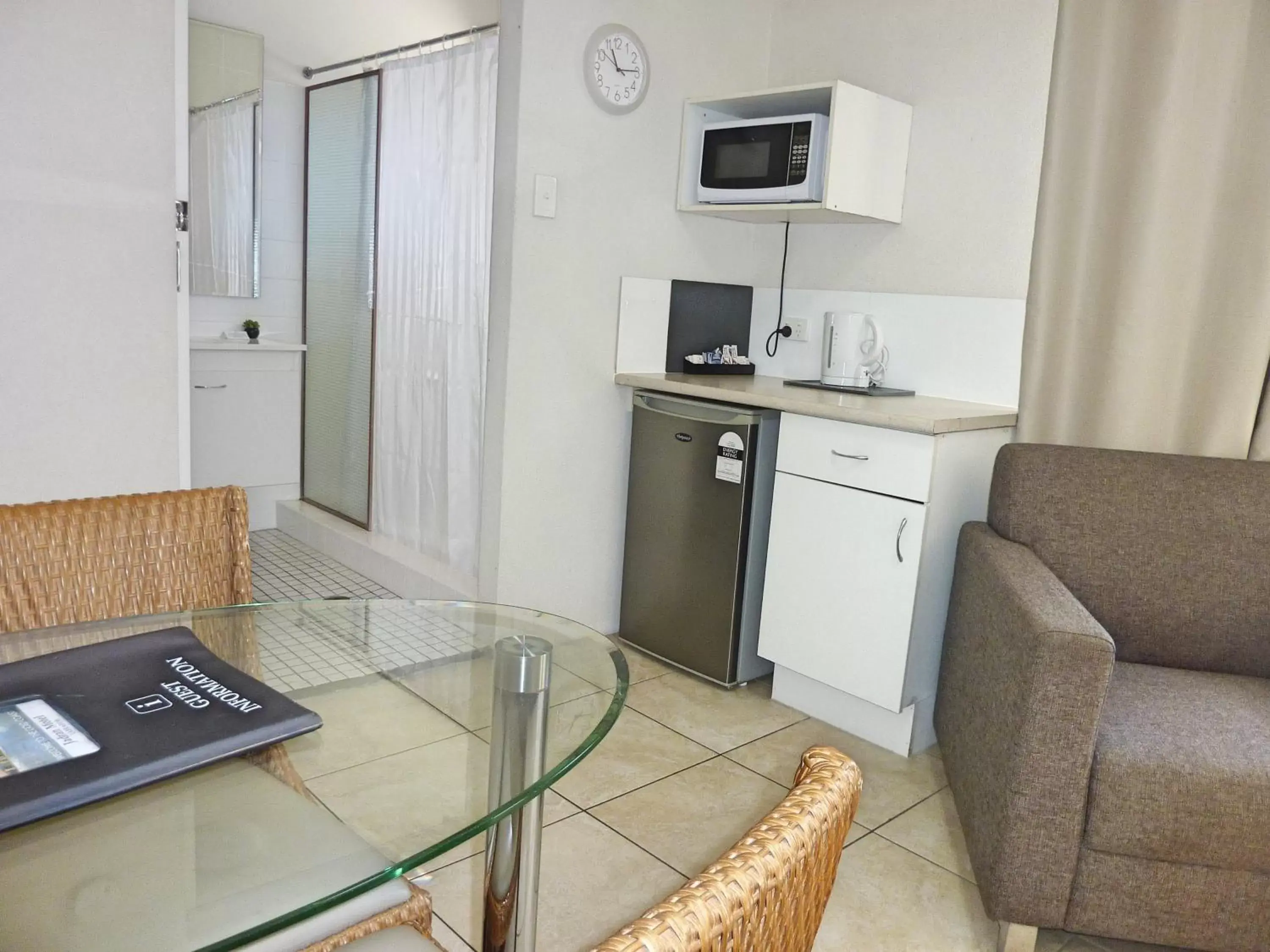 Coffee/tea facilities, Kitchen/Kitchenette in Jadran Motel & El Jays Holiday Lodge