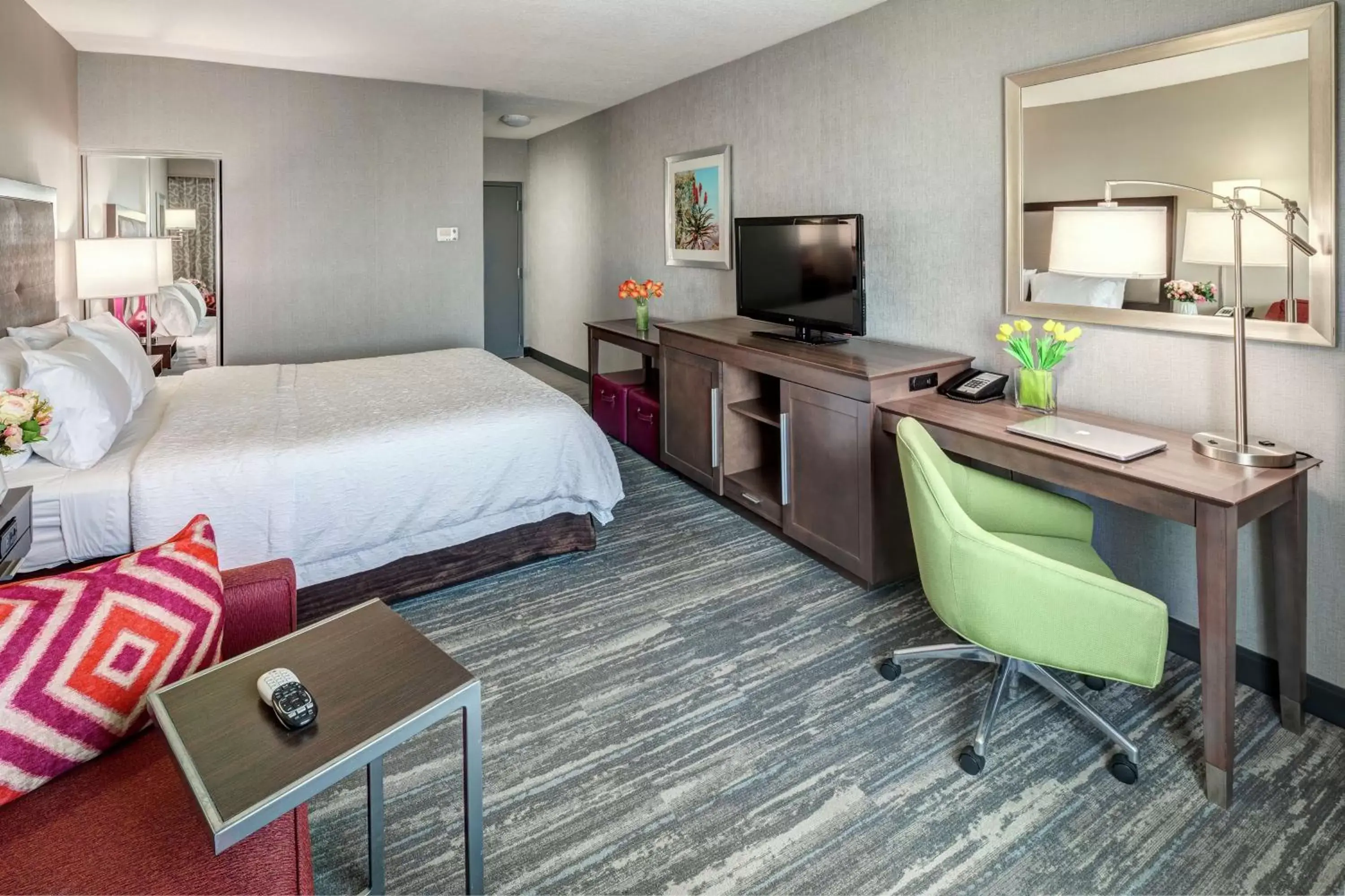 Bedroom, TV/Entertainment Center in Hampton Inn & Suites Palm Desert