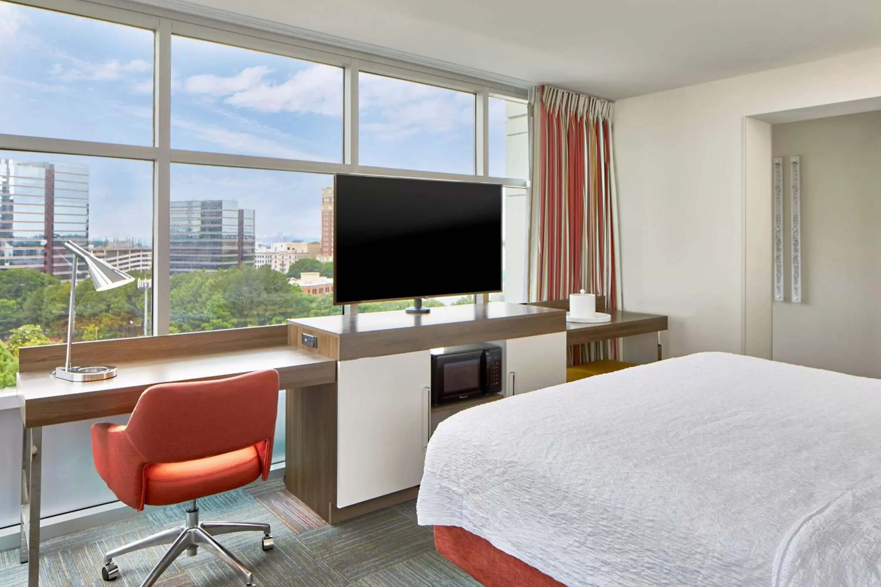Bedroom, TV/Entertainment Center in Hampton Inn & Suites Atlanta-Midtown, Ga