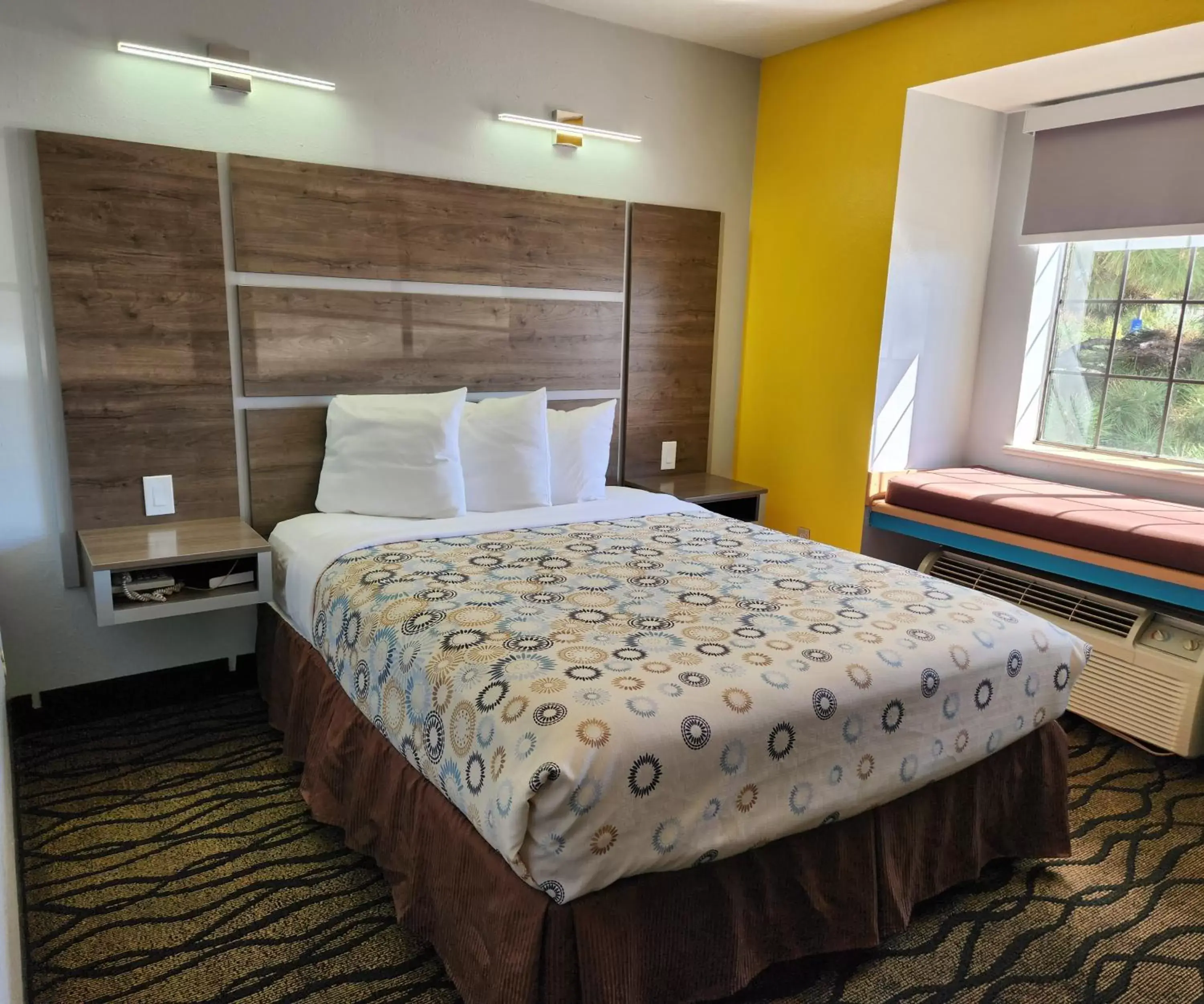 Mountain View with One Queen Bed - Q2 - Second Floor in Desert Inn Tucumcari