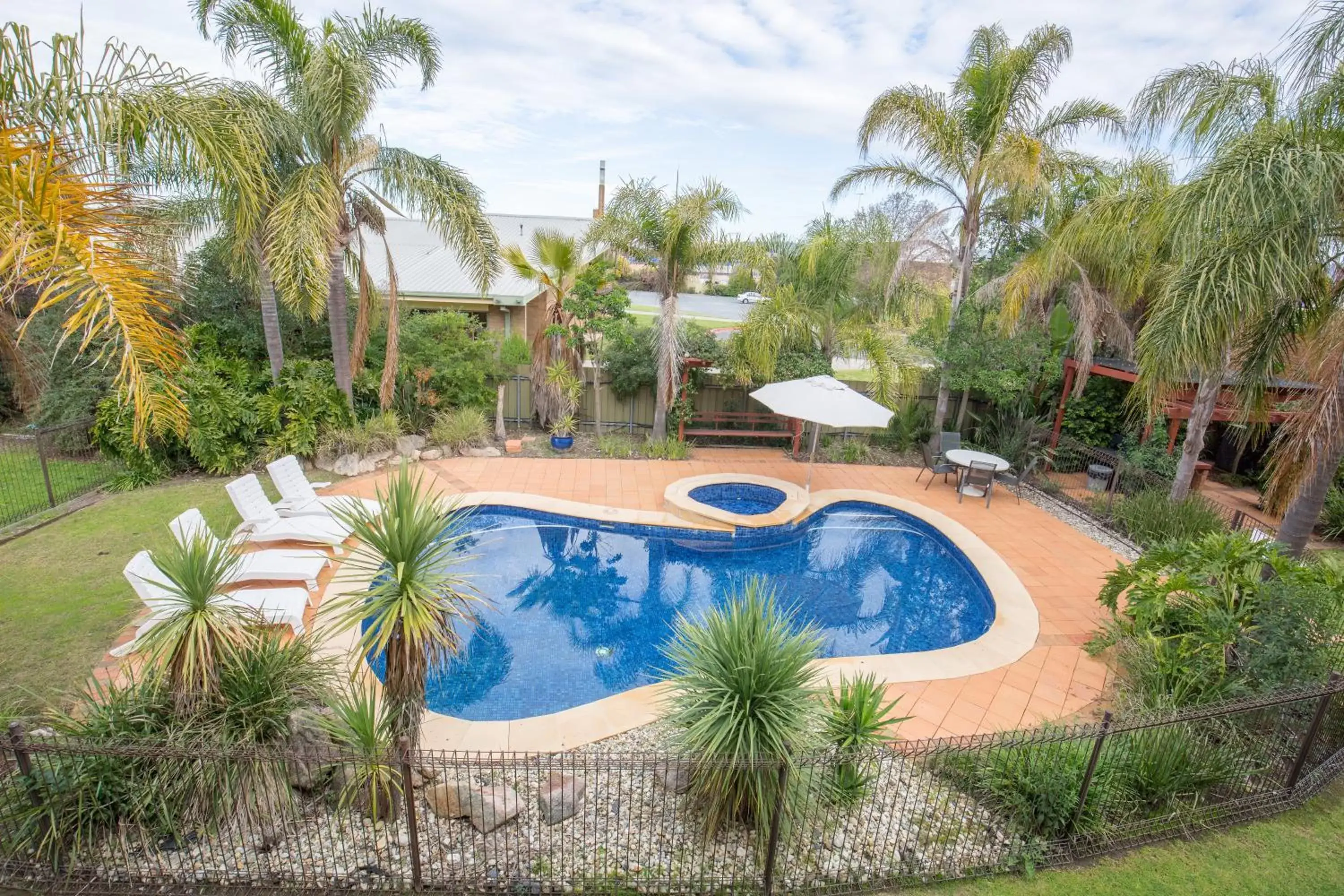 Pool view in Crystal Fountain Motel Albury Pool view in Crystal Fountain Motel Albury