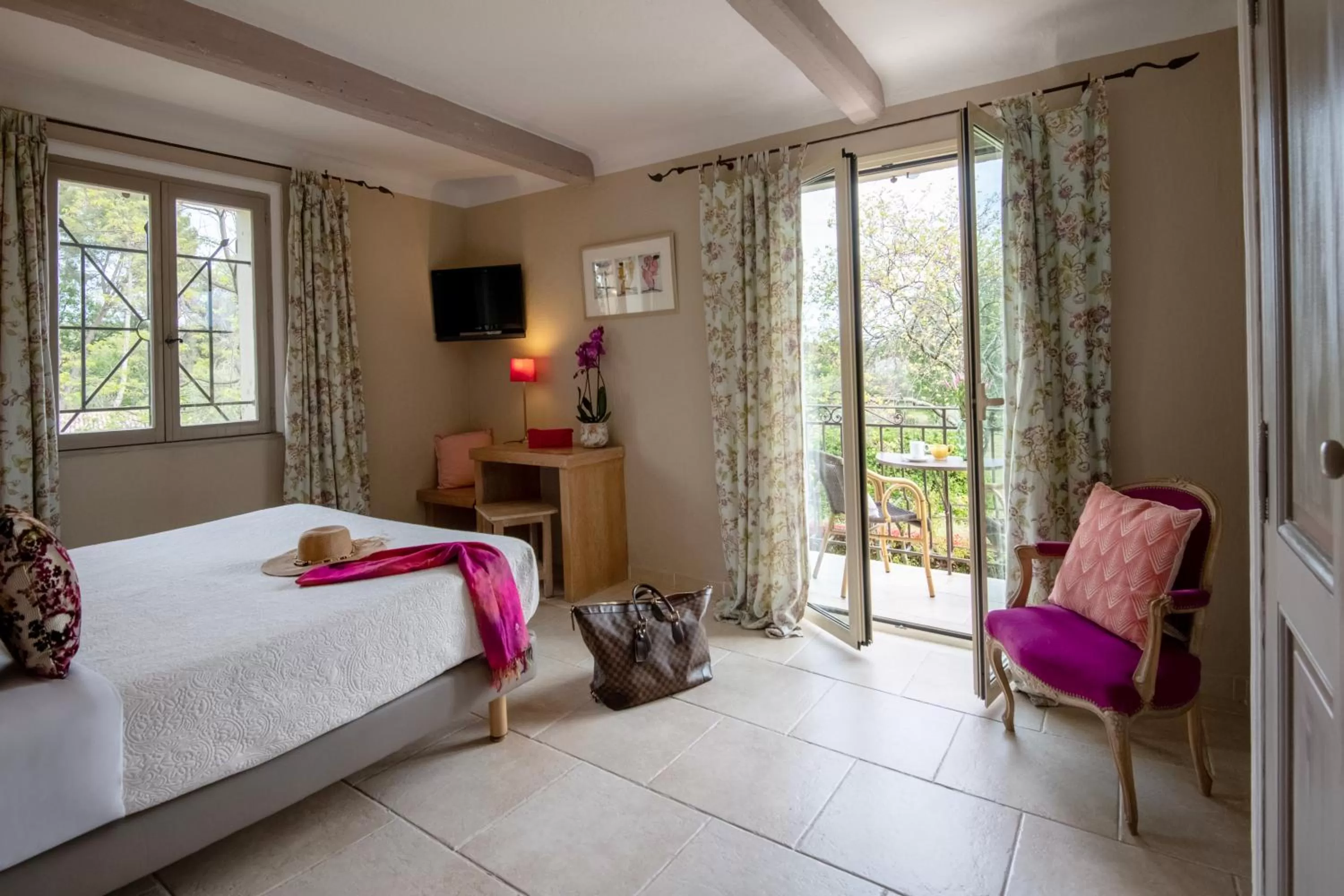 Bedroom, Bed in Hotel Les Messugues