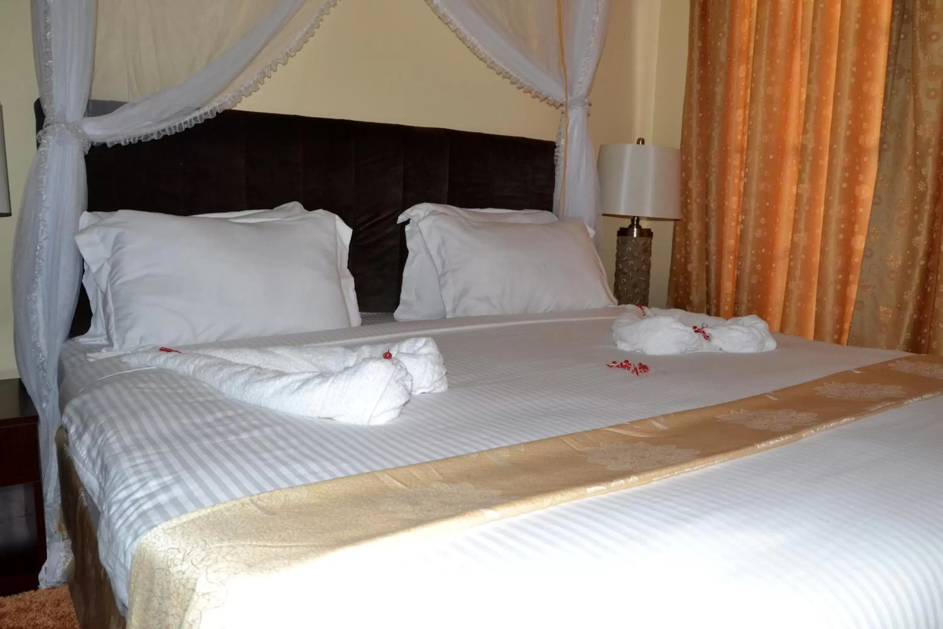 Bed in Lantana Hotel