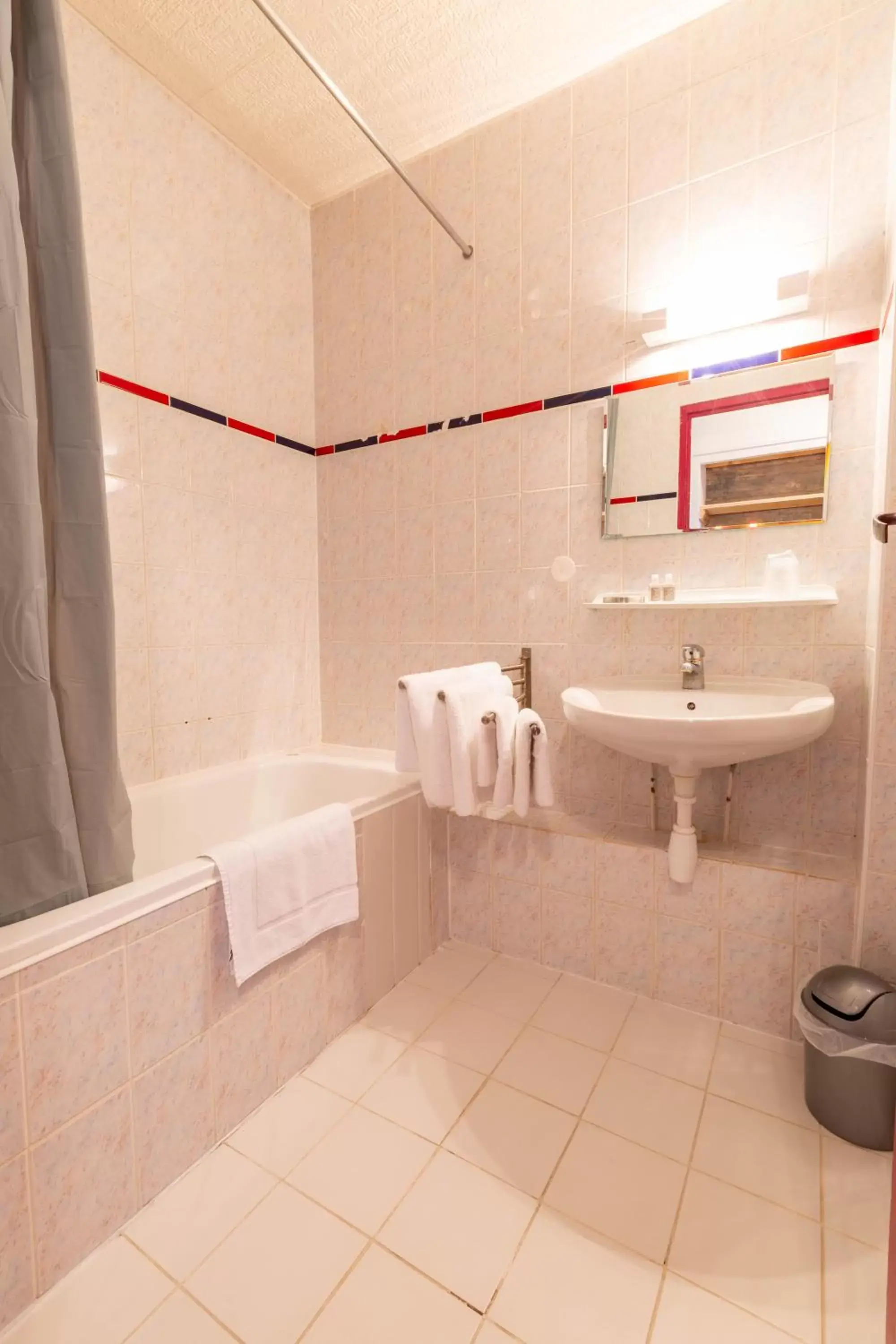 Bathroom in L'Escale (accès en télécabine)