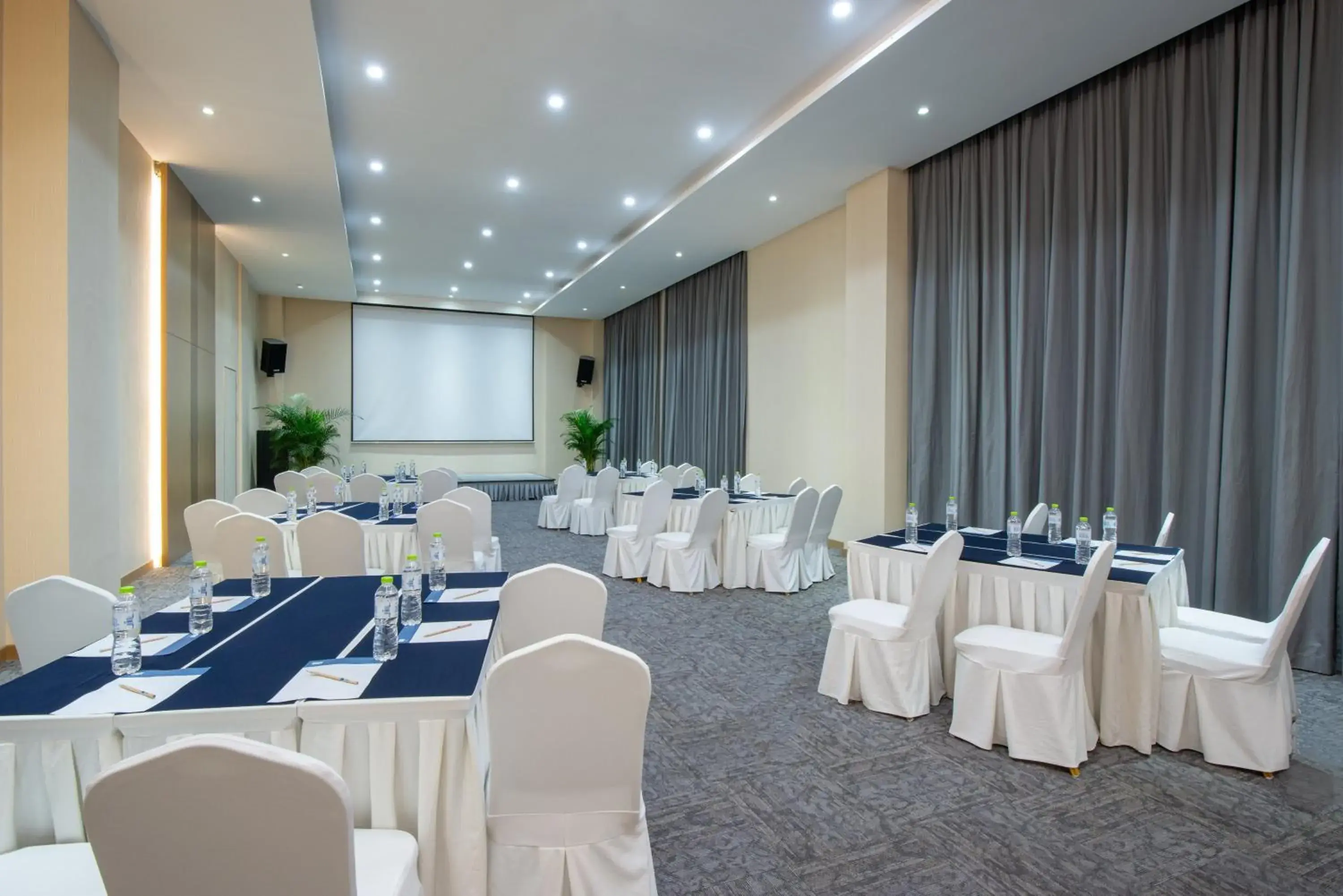 Meeting/conference room in Holiday Inn Express Chengdu Huanhuaxi, an IHG Hotel