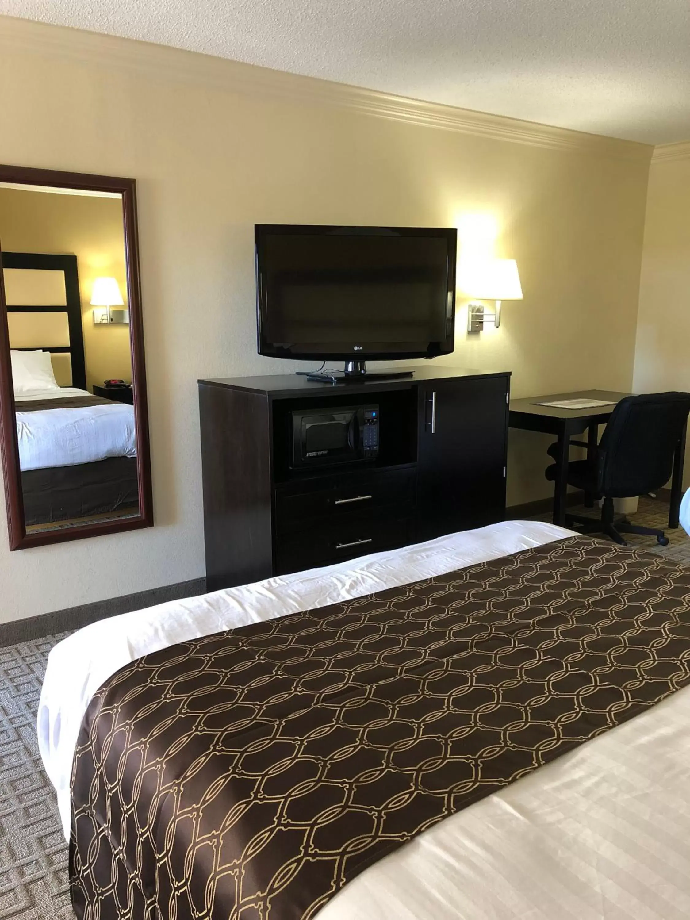 Bed, TV/Entertainment Center in Best Western Inn & Suites