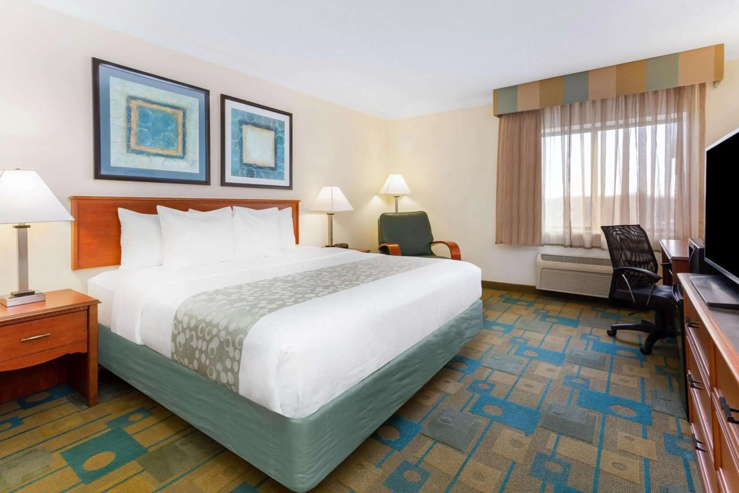 Photo of the whole room, Bed in La Quinta Inn by Wyndham Chicago Willowbrook