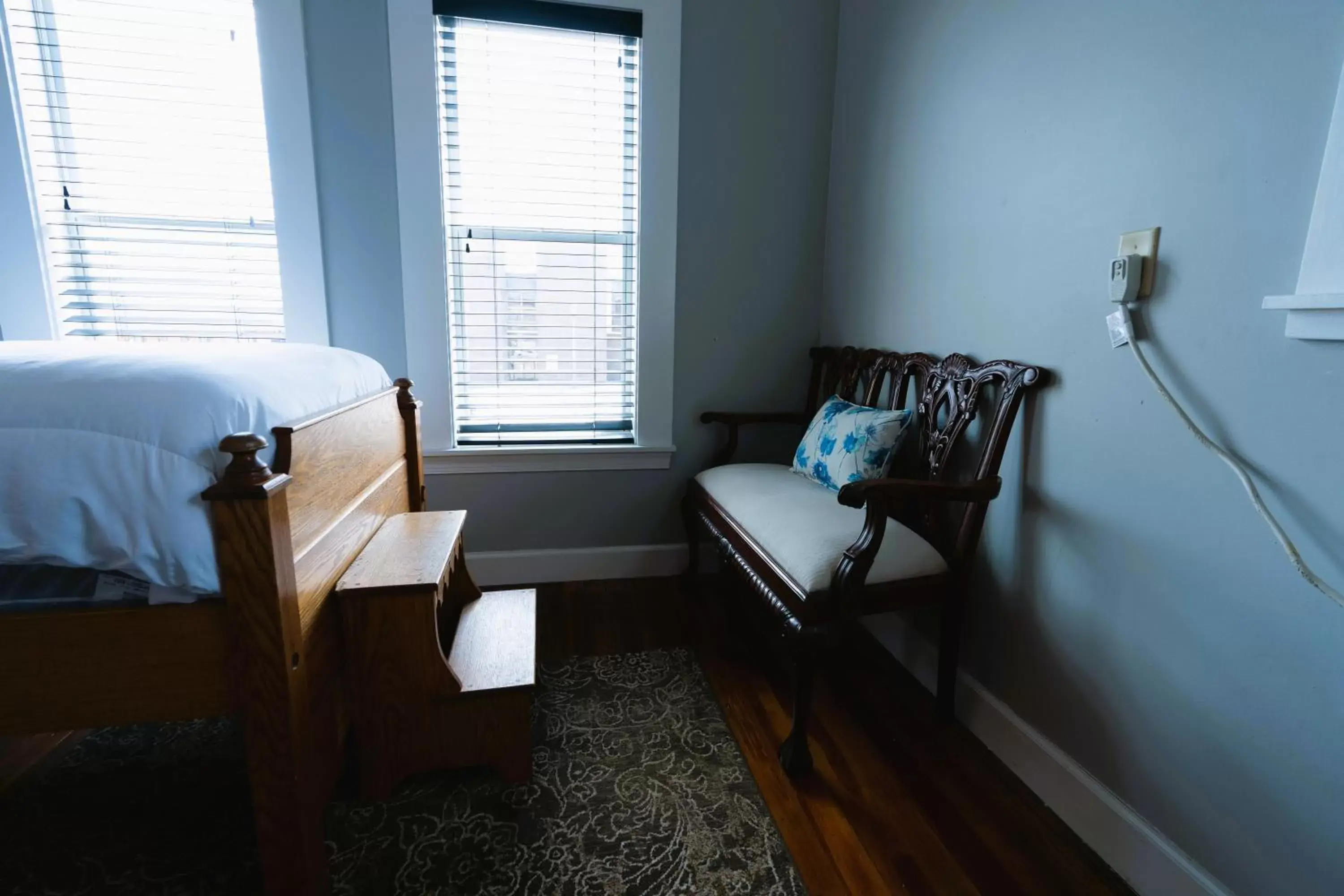 Bedroom, Seating Area in Oak Park Inn