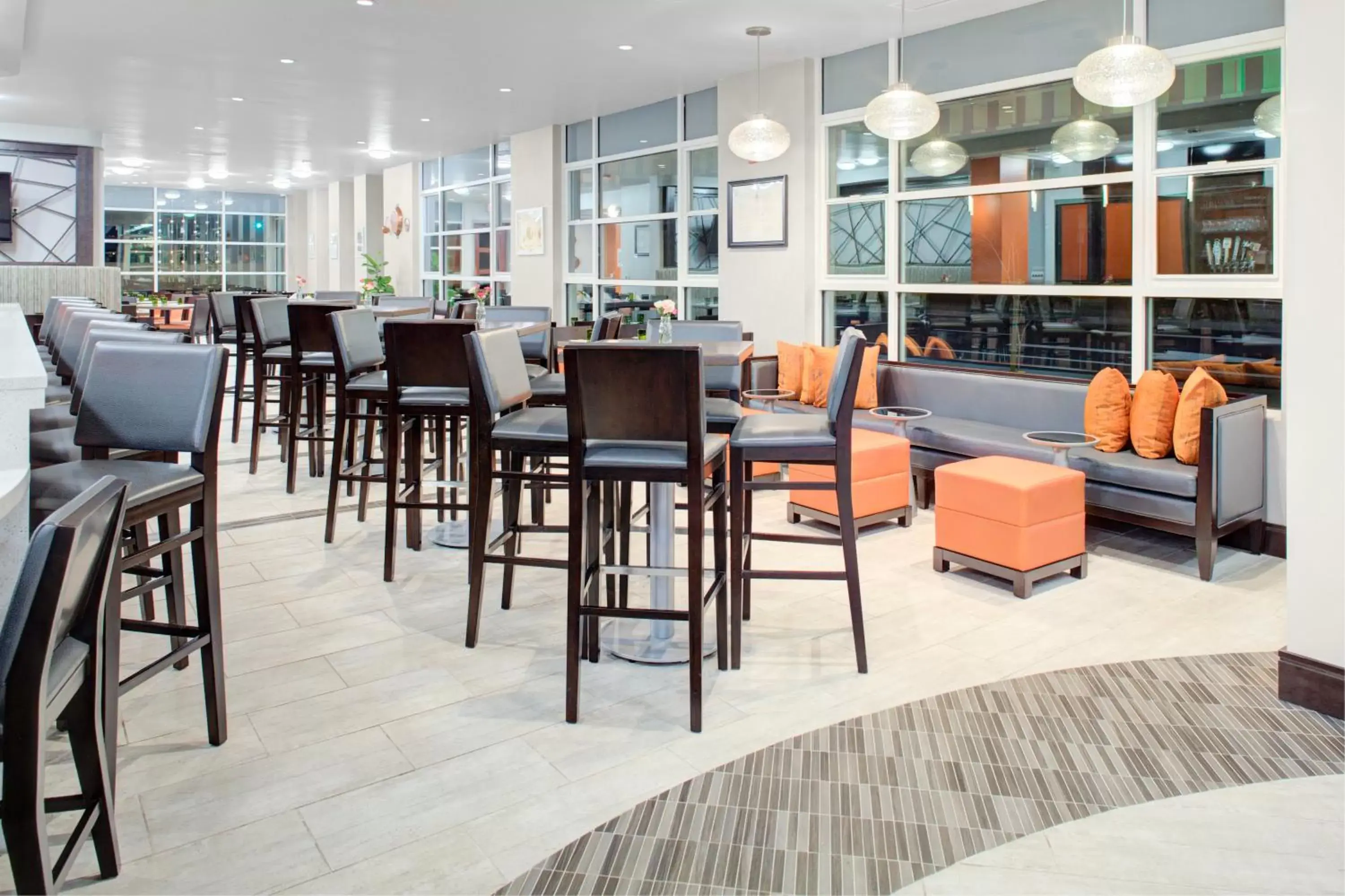 Lounge or bar, Restaurant/Places to Eat in Holiday Inn Windsor - Wine Country, an IHG Hotel