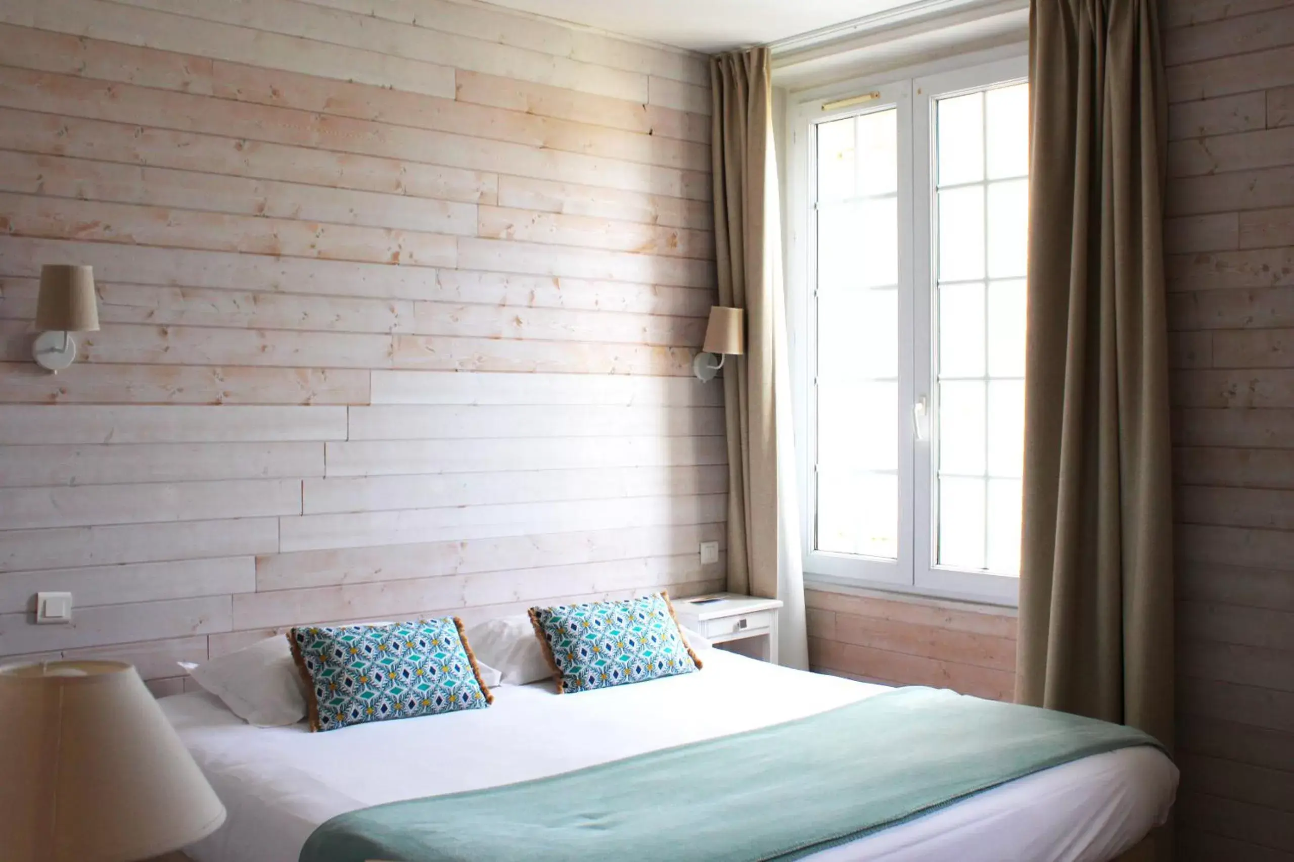 Bedroom, Bed in Hôtel Villa Flornoy Pornichet Baie de la Baule