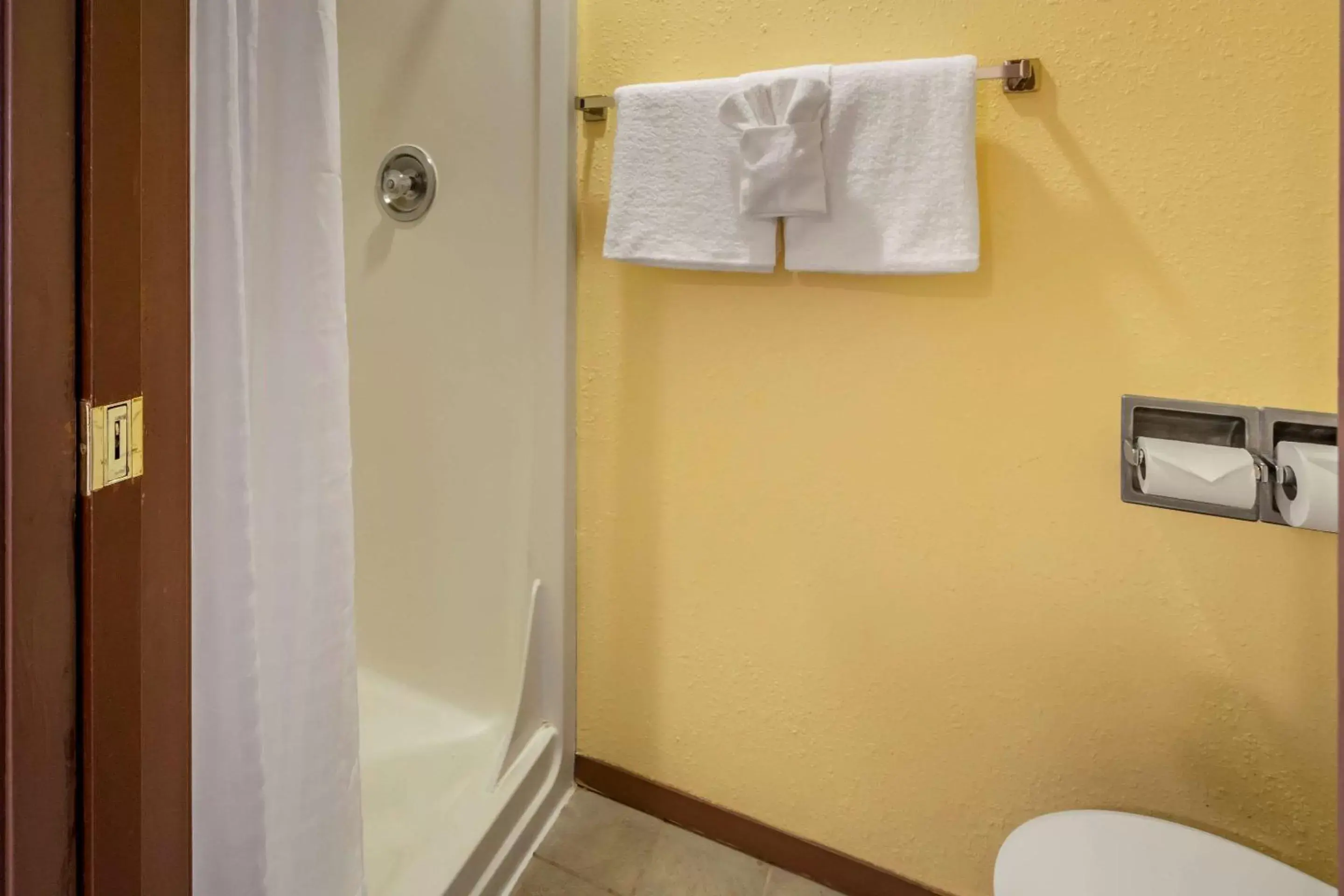 Photo of the whole room, Bathroom in Quality Inn Paradise Creek