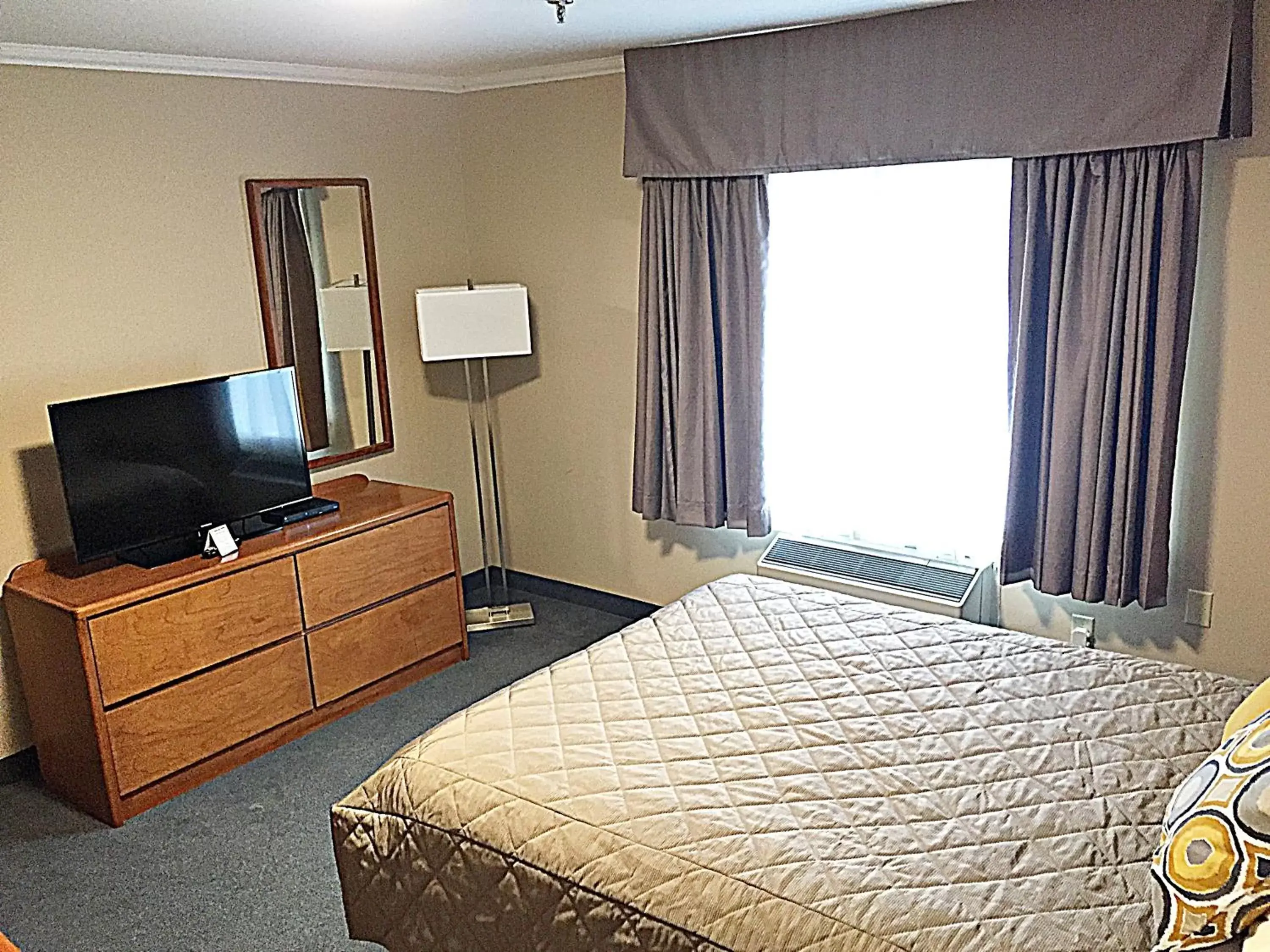 Bedroom, Bed in Coastal Inn Dartmouth