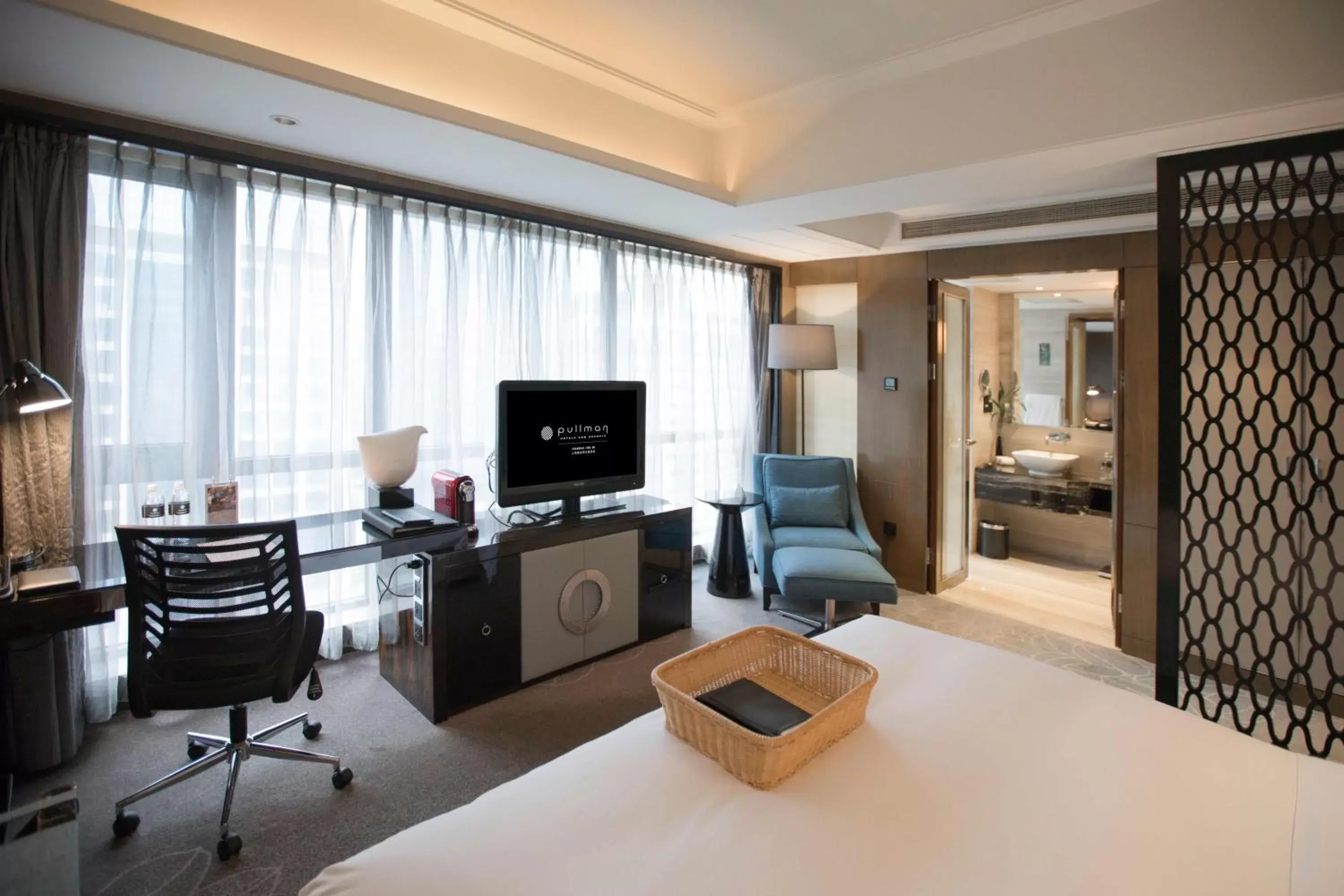 Photo of the whole room, TV/Entertainment Center in Pullman Shanghai Jingan
