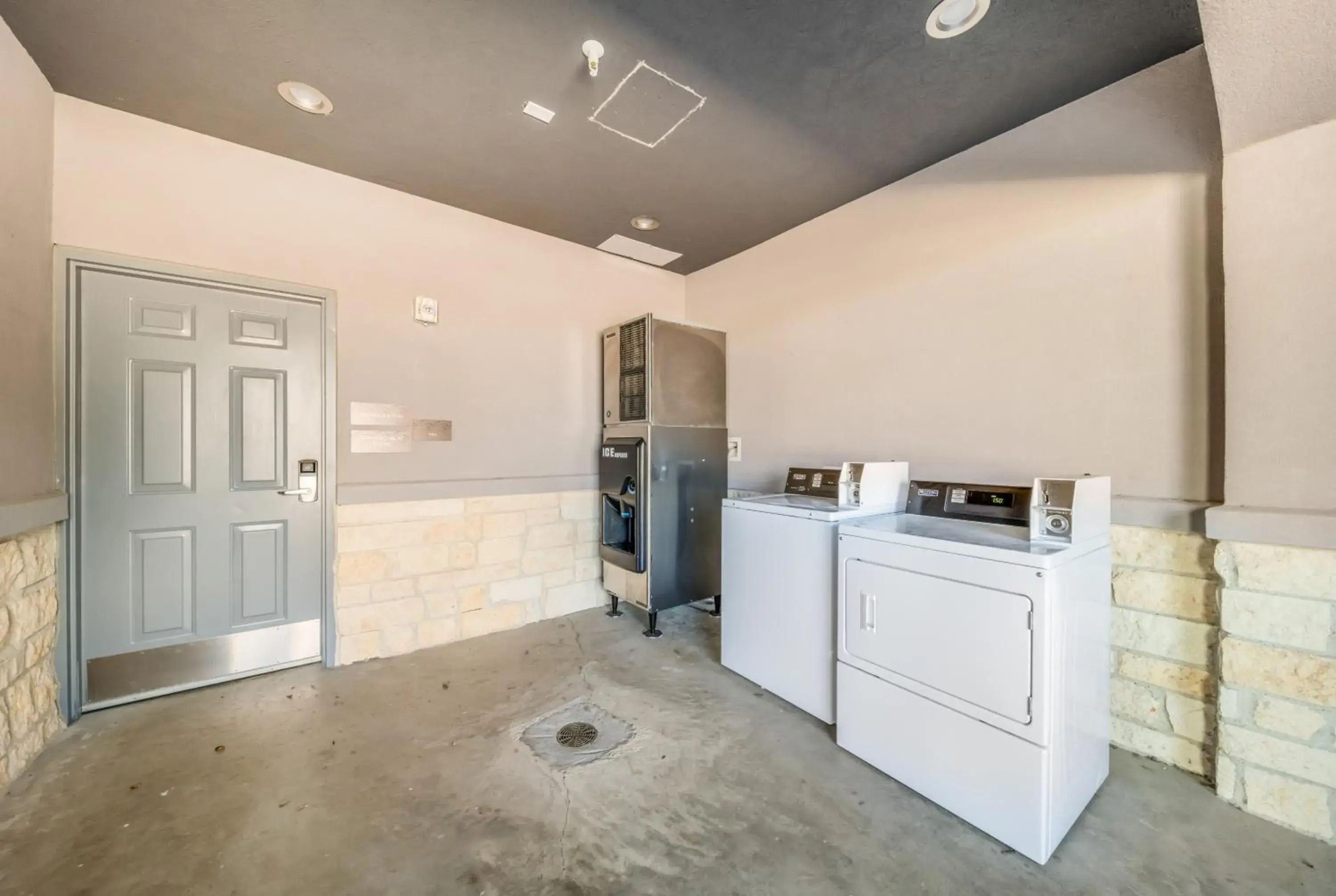 Kitchen/Kitchenette in Scottish Inns-Campus