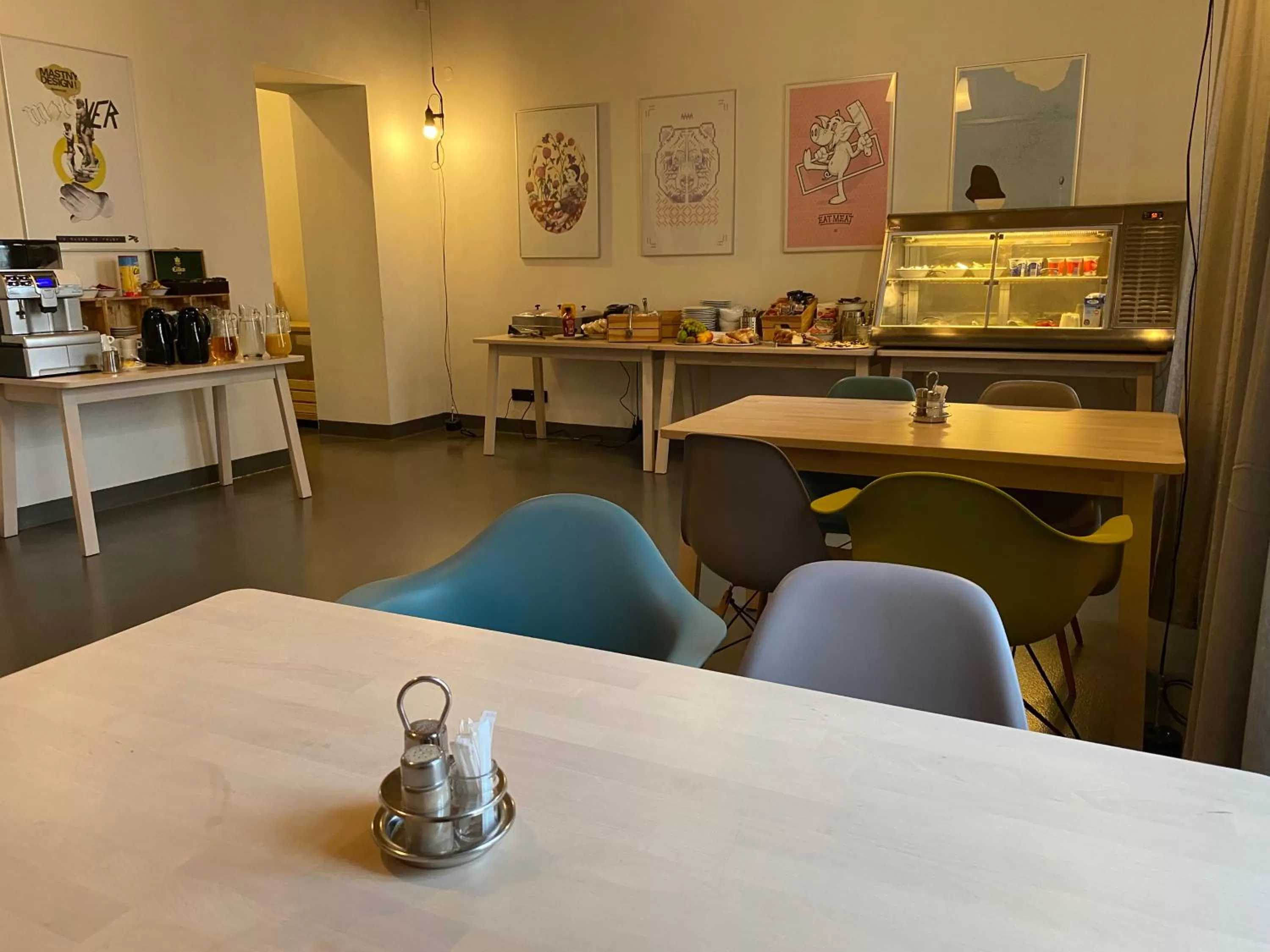 Restaurant/places to eat in Hotel city.city