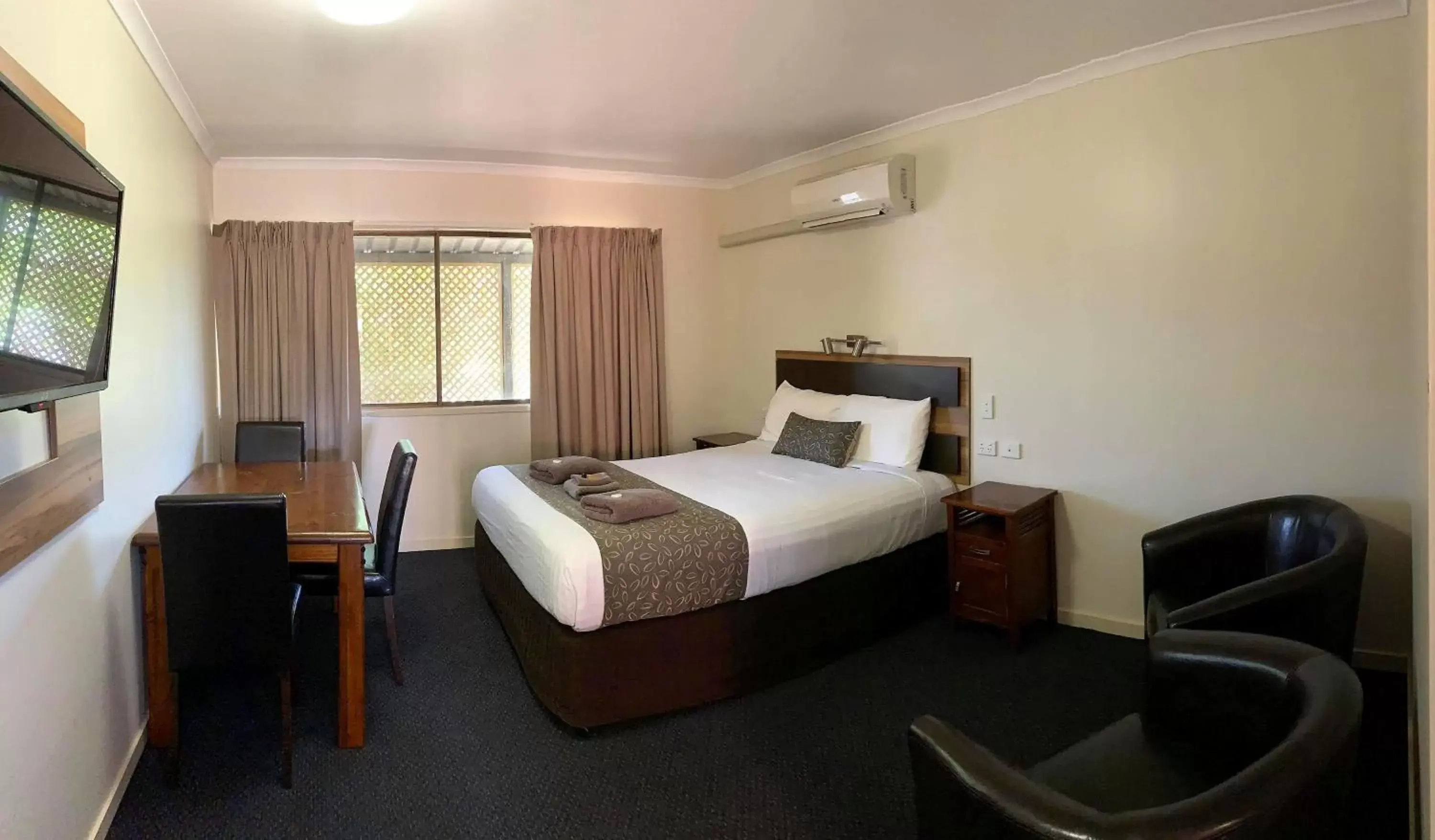 Bedroom, Bed in Charleville Motel Bedroom, Bed in Charleville Motel