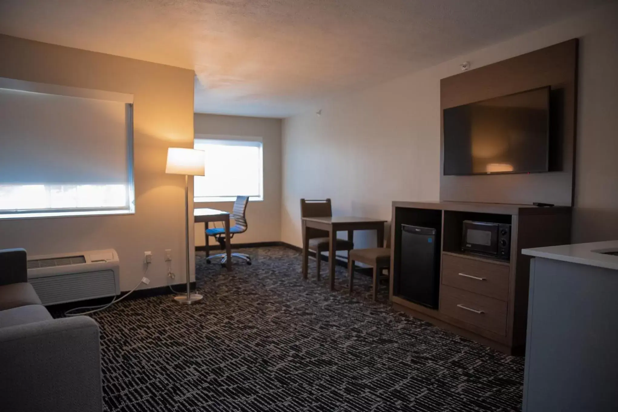 Area and facilities, TV/Entertainment Center in Clarion Pointe Indianapolis Airport