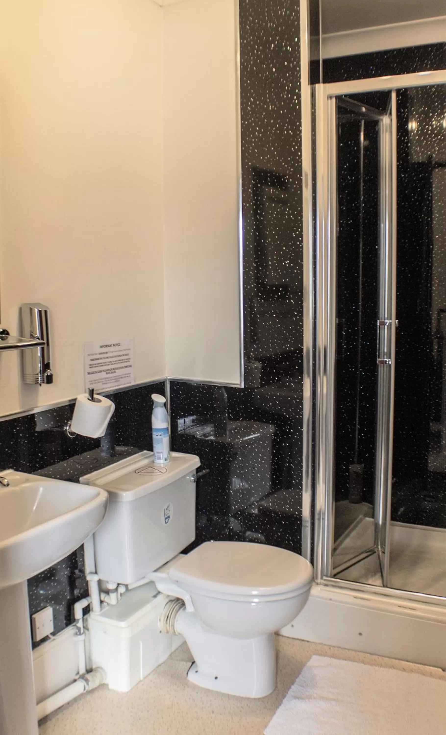 Bathroom in The Royal Oak Hotel