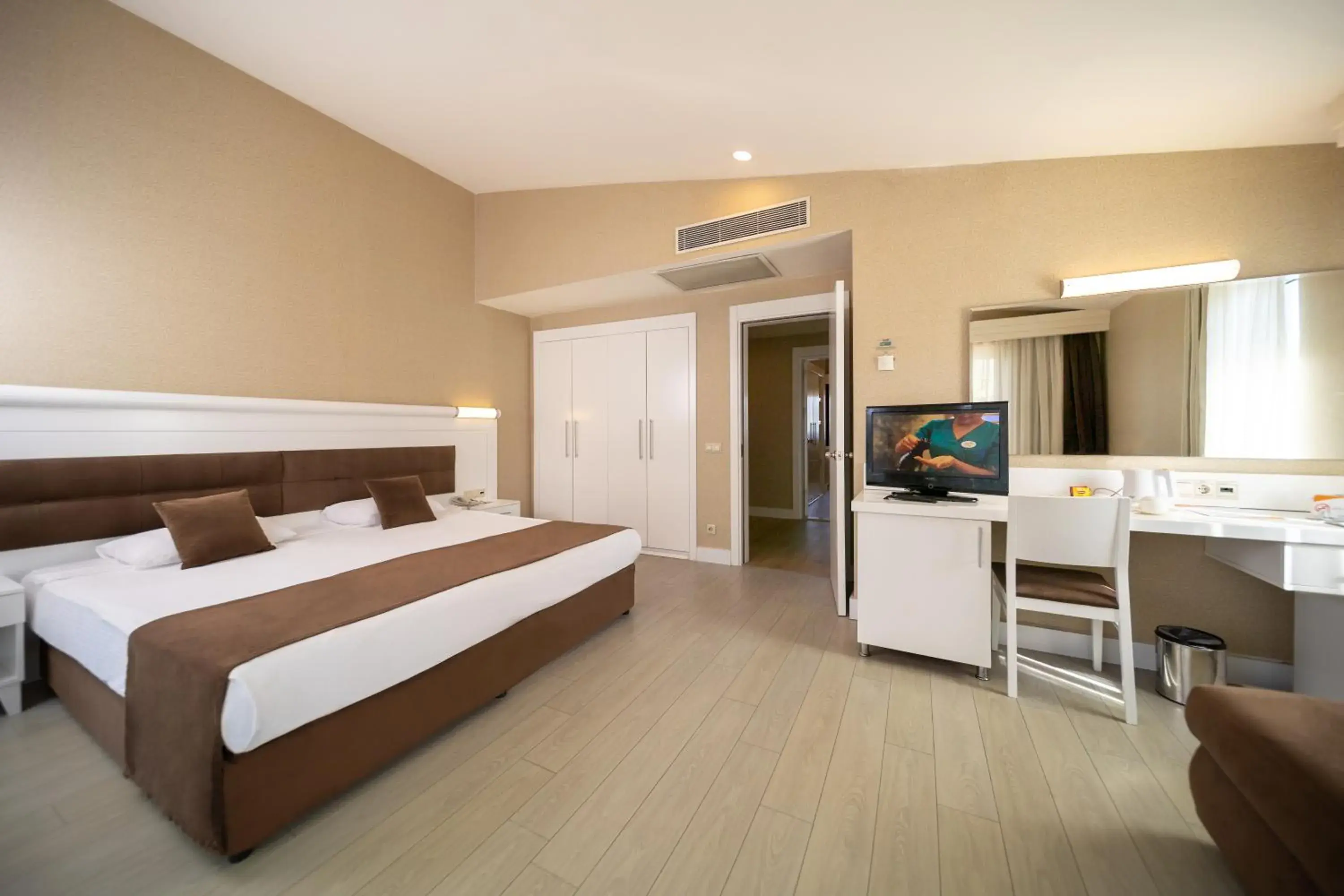 Bedroom, Bed in Sueno Hotels Beach Side