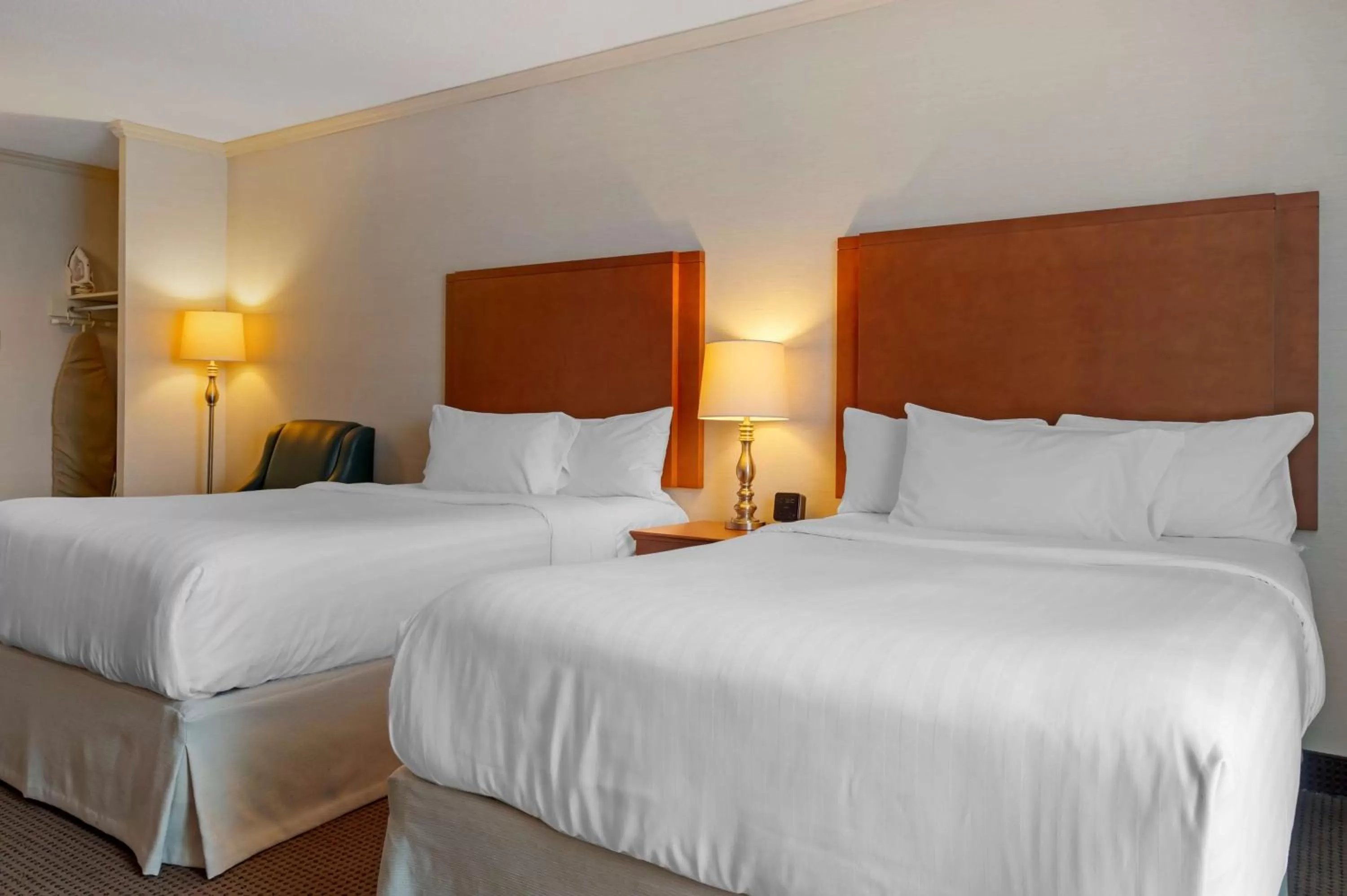 Photo of the whole room, Bed in Best Western Plus Gatineau-Ottawa Downtown