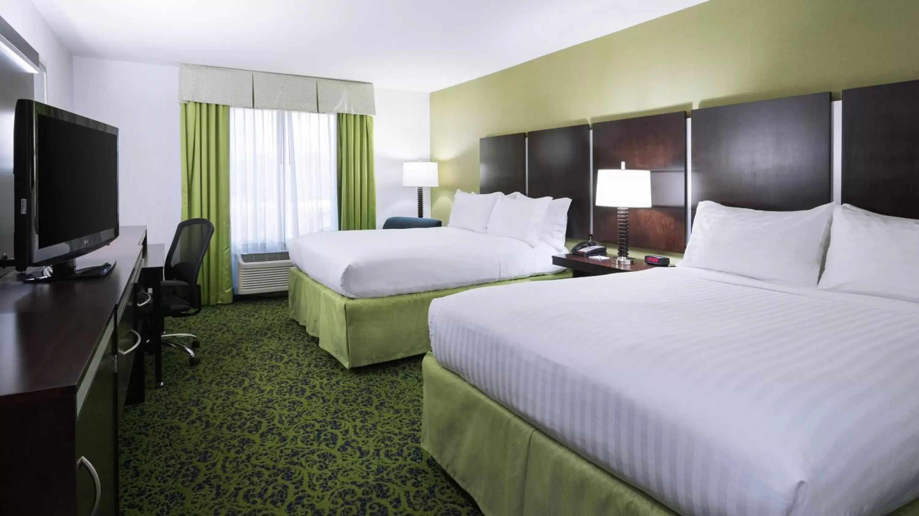 Photo of the whole room, Bed in Holiday Inn Express and Suites Stroudsburg-Poconos, an IHG Hotel