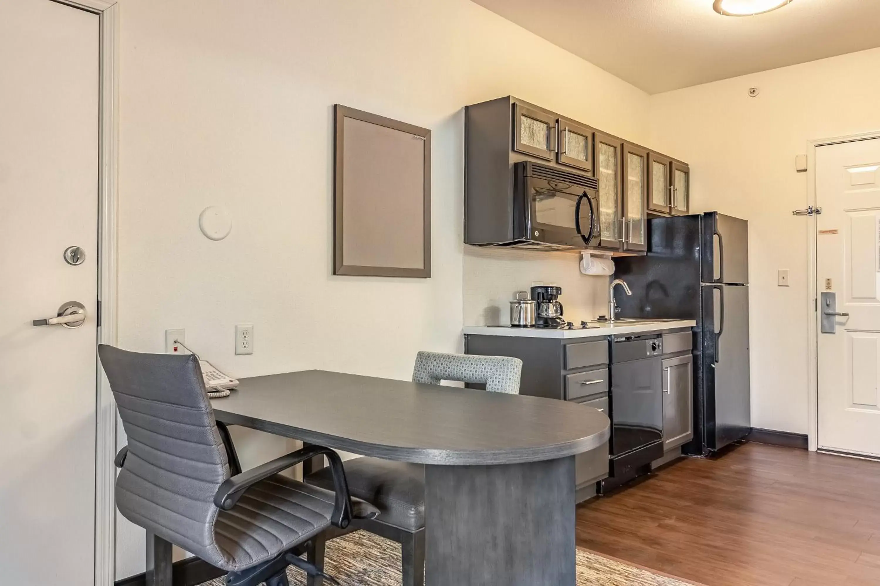 Photo of the whole room, Kitchen/Kitchenette in Candlewood Suites Lincoln, an IHG Hotel