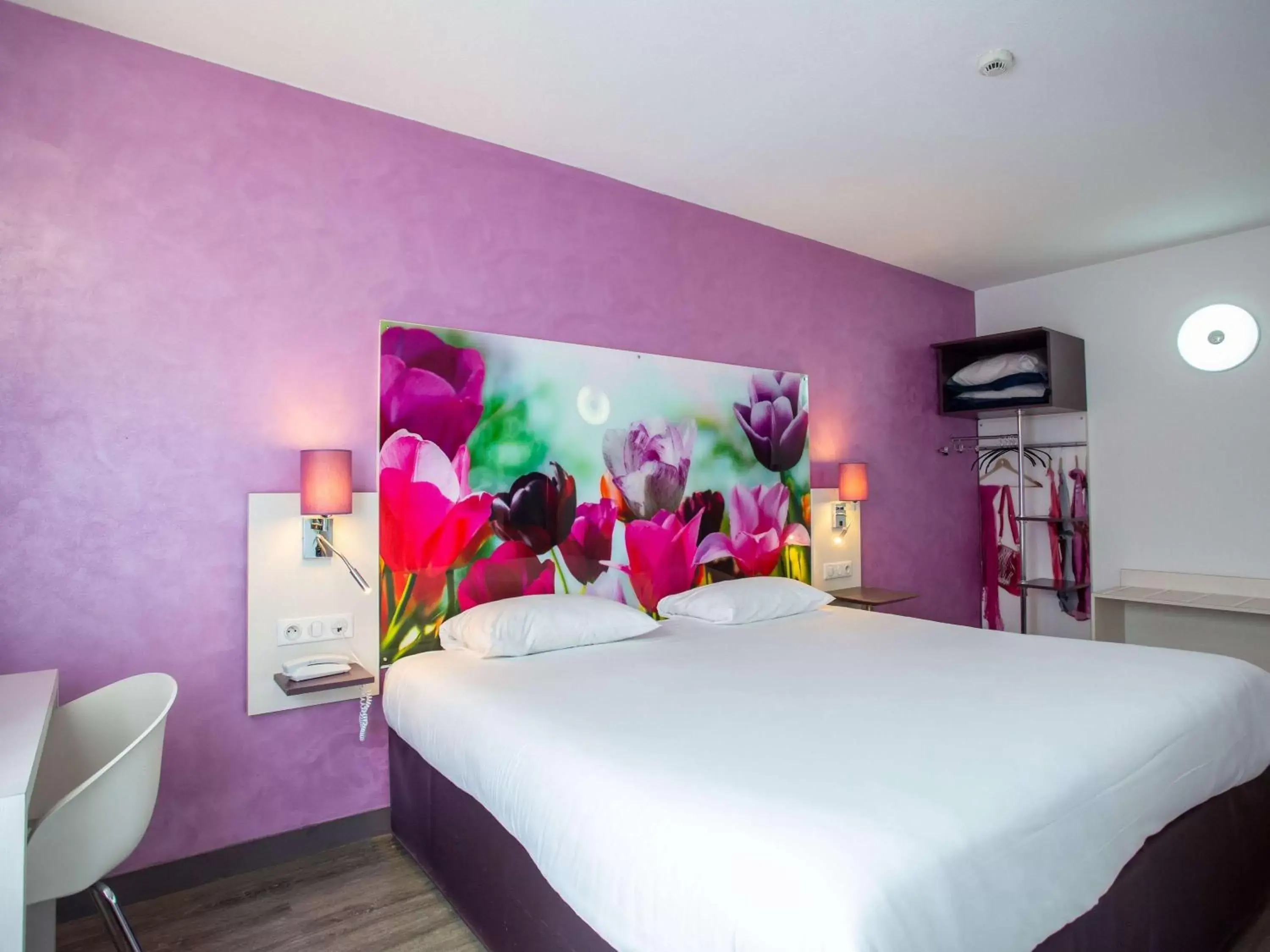 Bedroom, Bed in ibis Styles Bourges