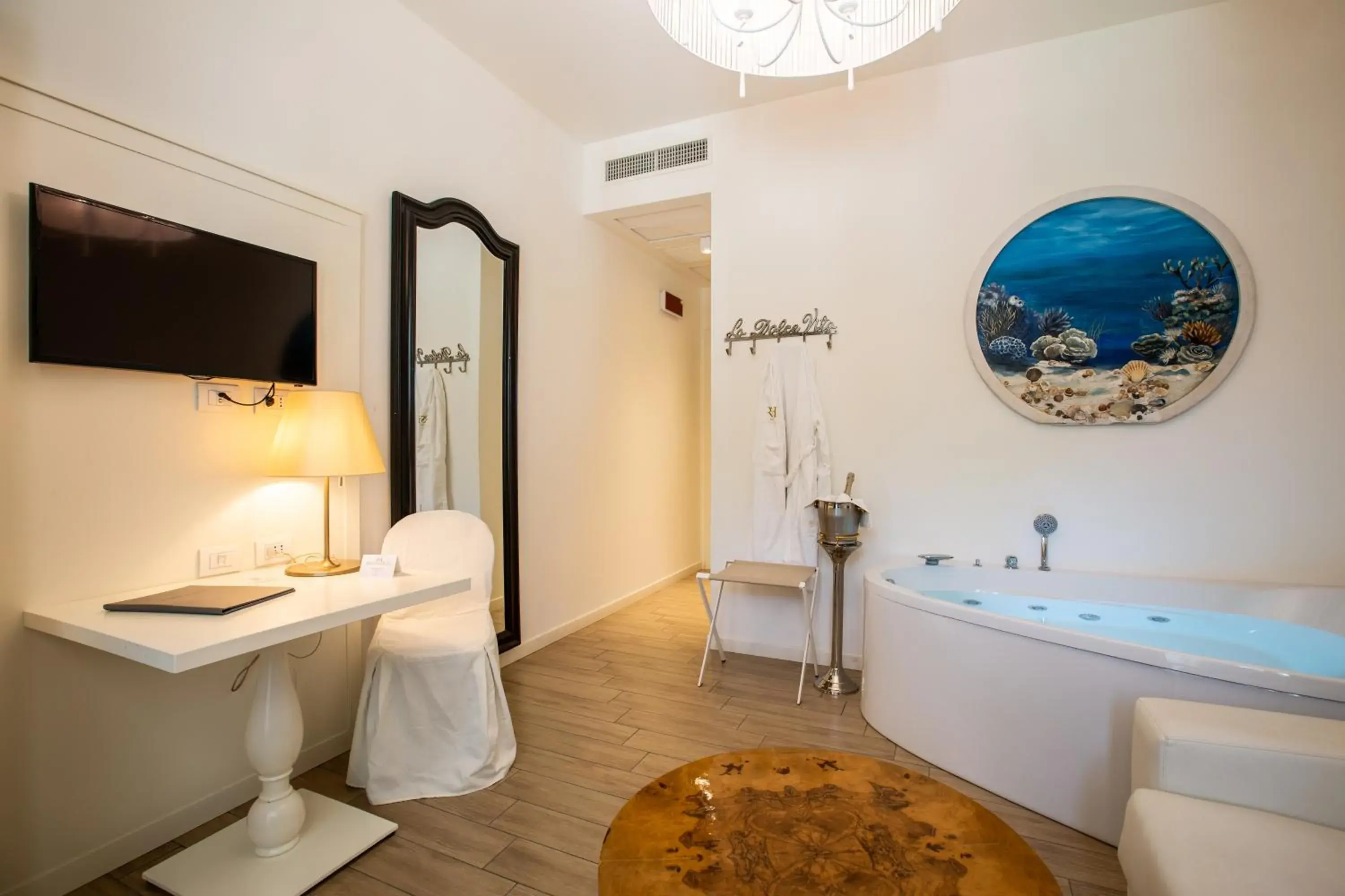 Hot Tub, Bathroom in Rimini Suite Hotel