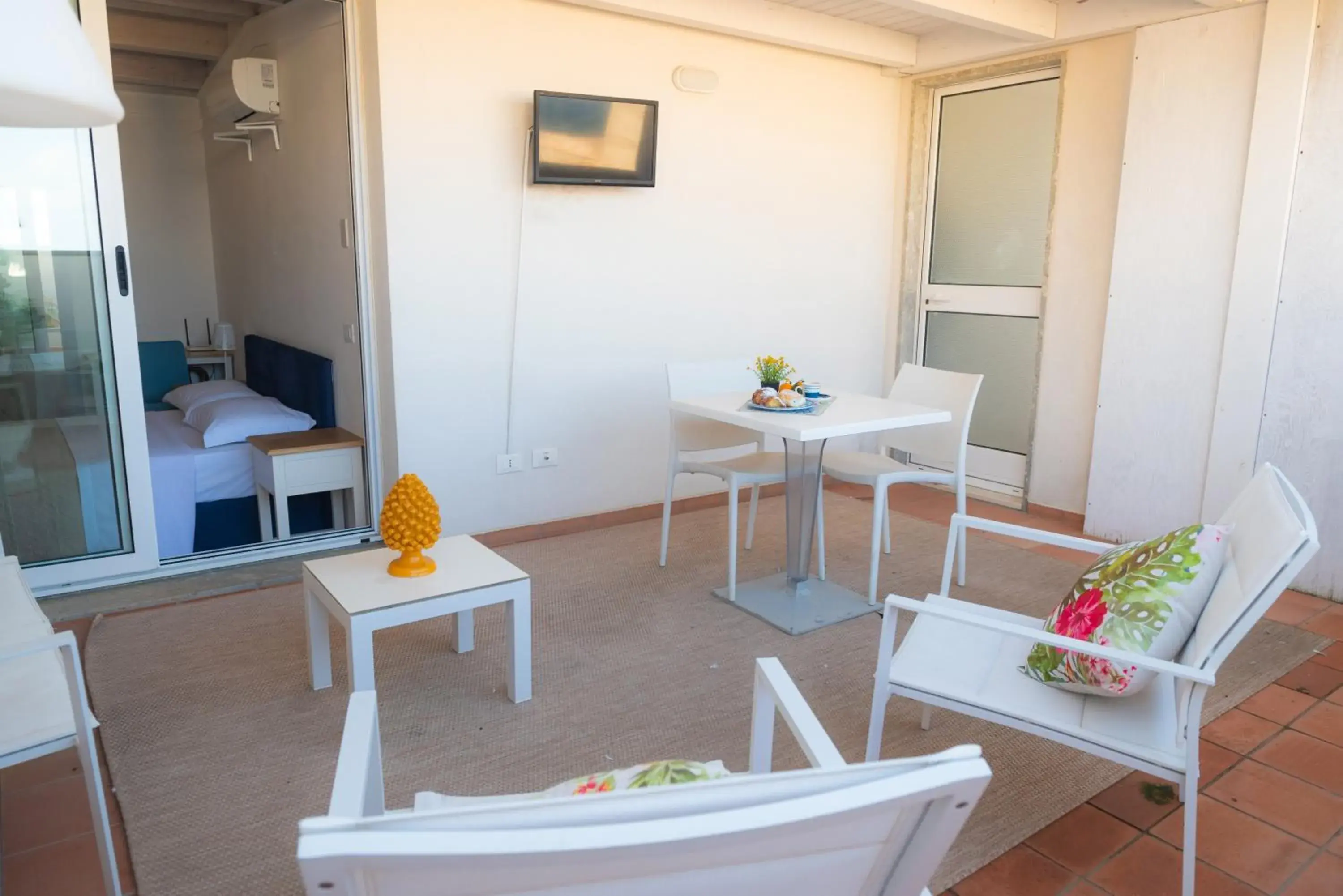 Balcony/Terrace, Dining Area in ZIBIBBO SUITES & ROOMS - XIX Palazzo Mauro