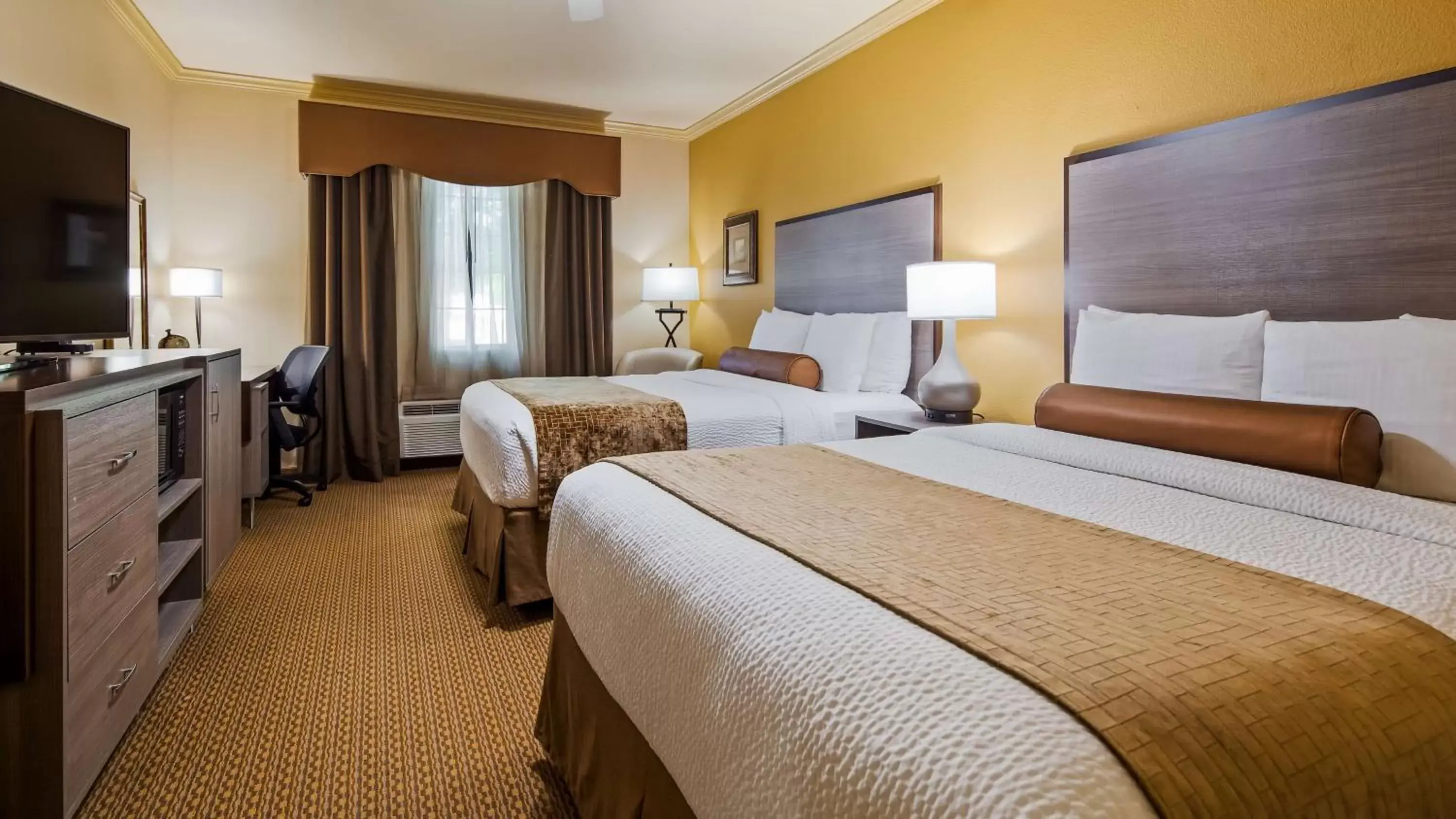 Bed in Best Western Plus Crown Colony Inn & Suites