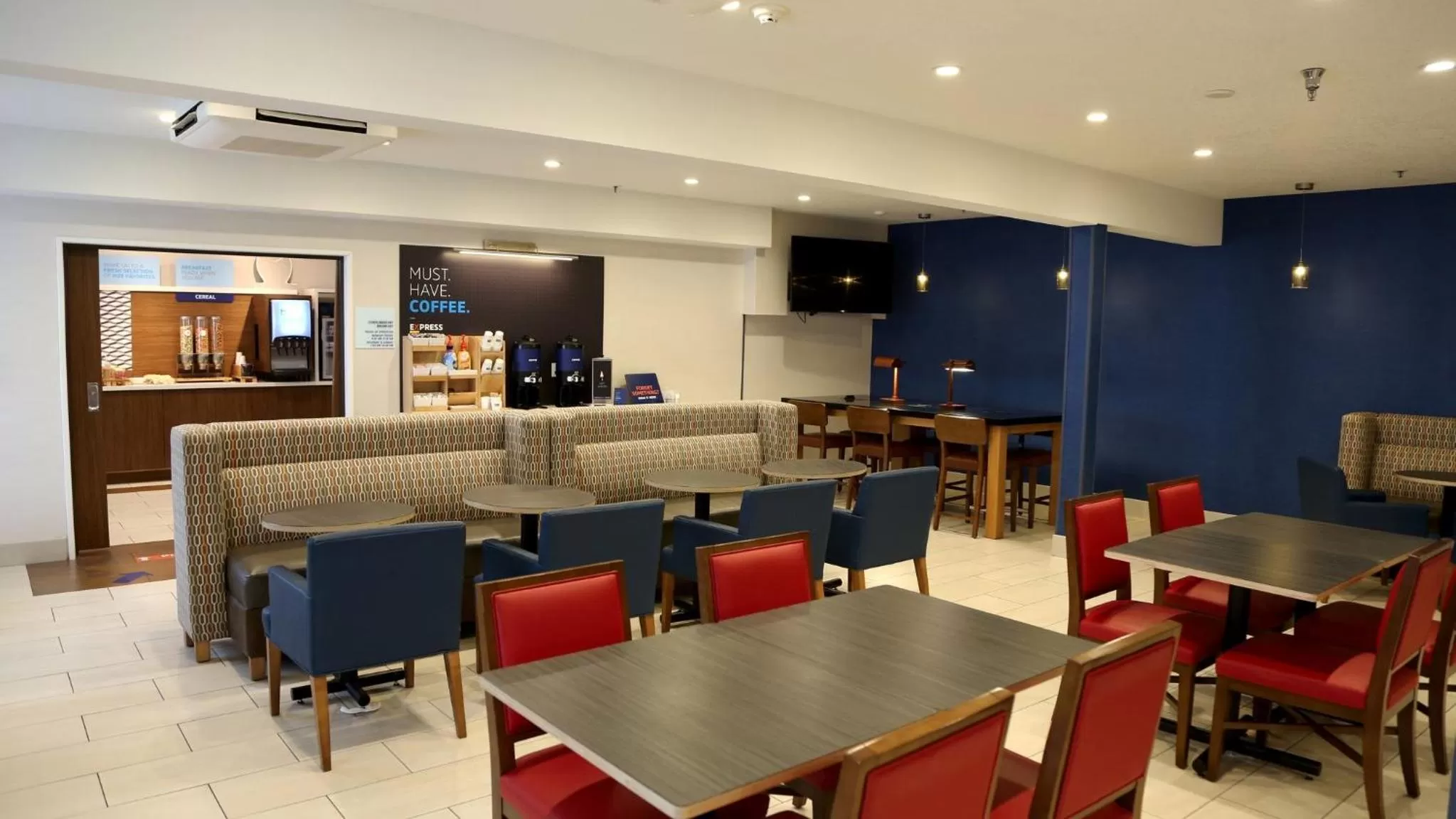 Breakfast in Holiday Inn Express Newberg - Wine Country by IHG