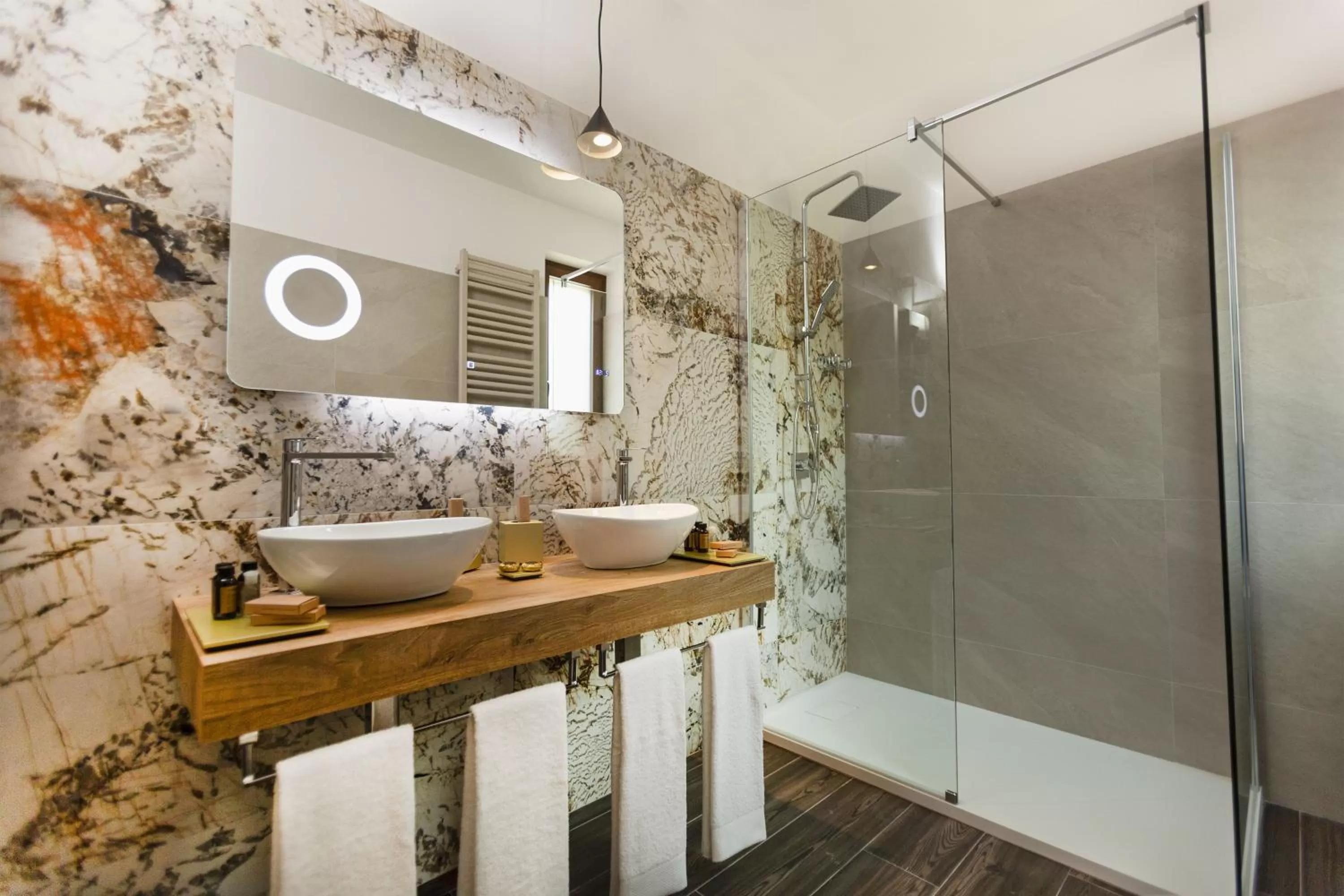 Bathroom in Donna Vì Hotel