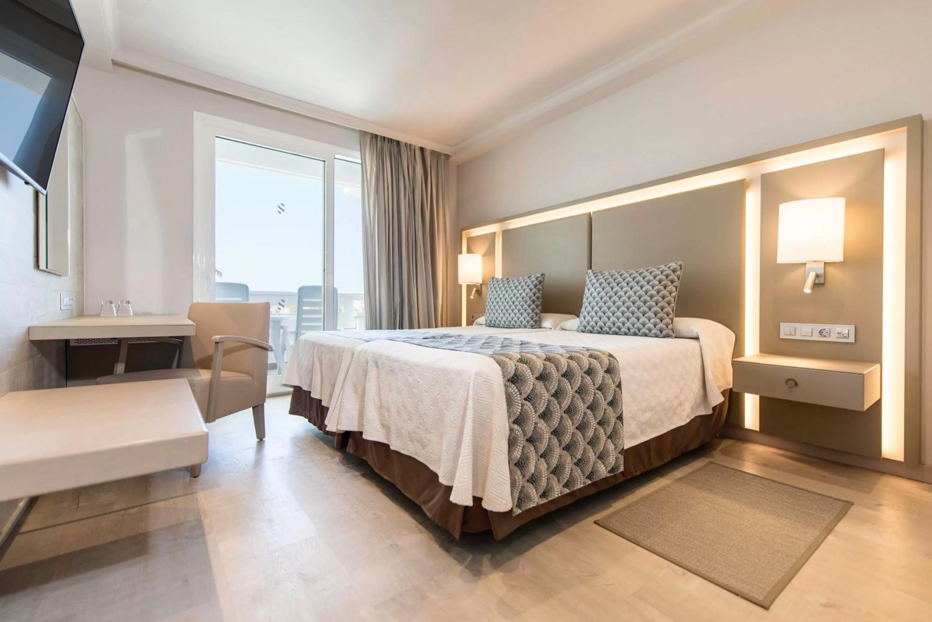 Balcony/Terrace, Bed in Spring Hotel Vulcano