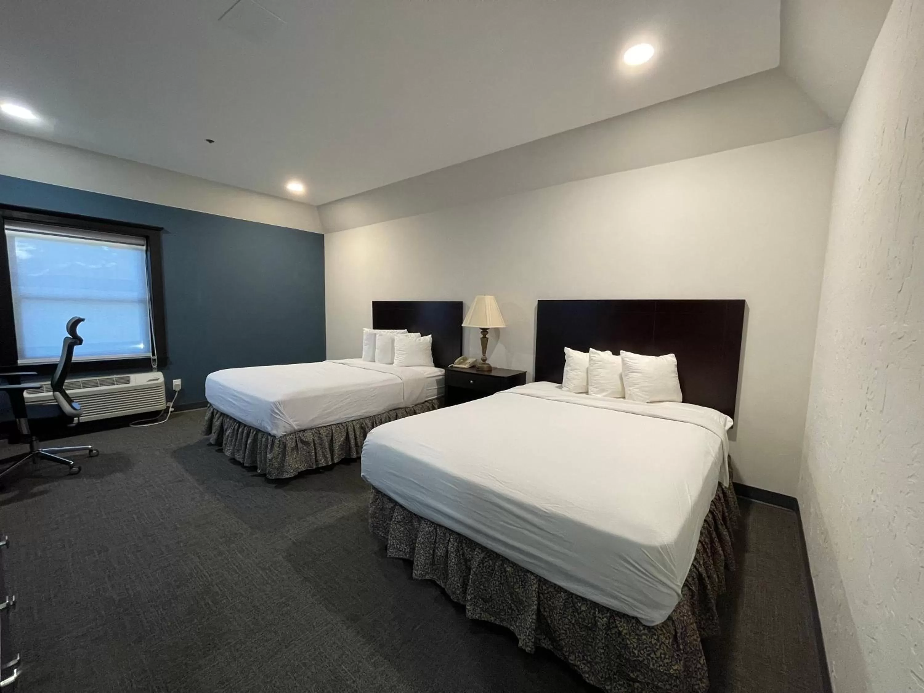 Bedroom, Bed in Chateau Hotel and Conference Center