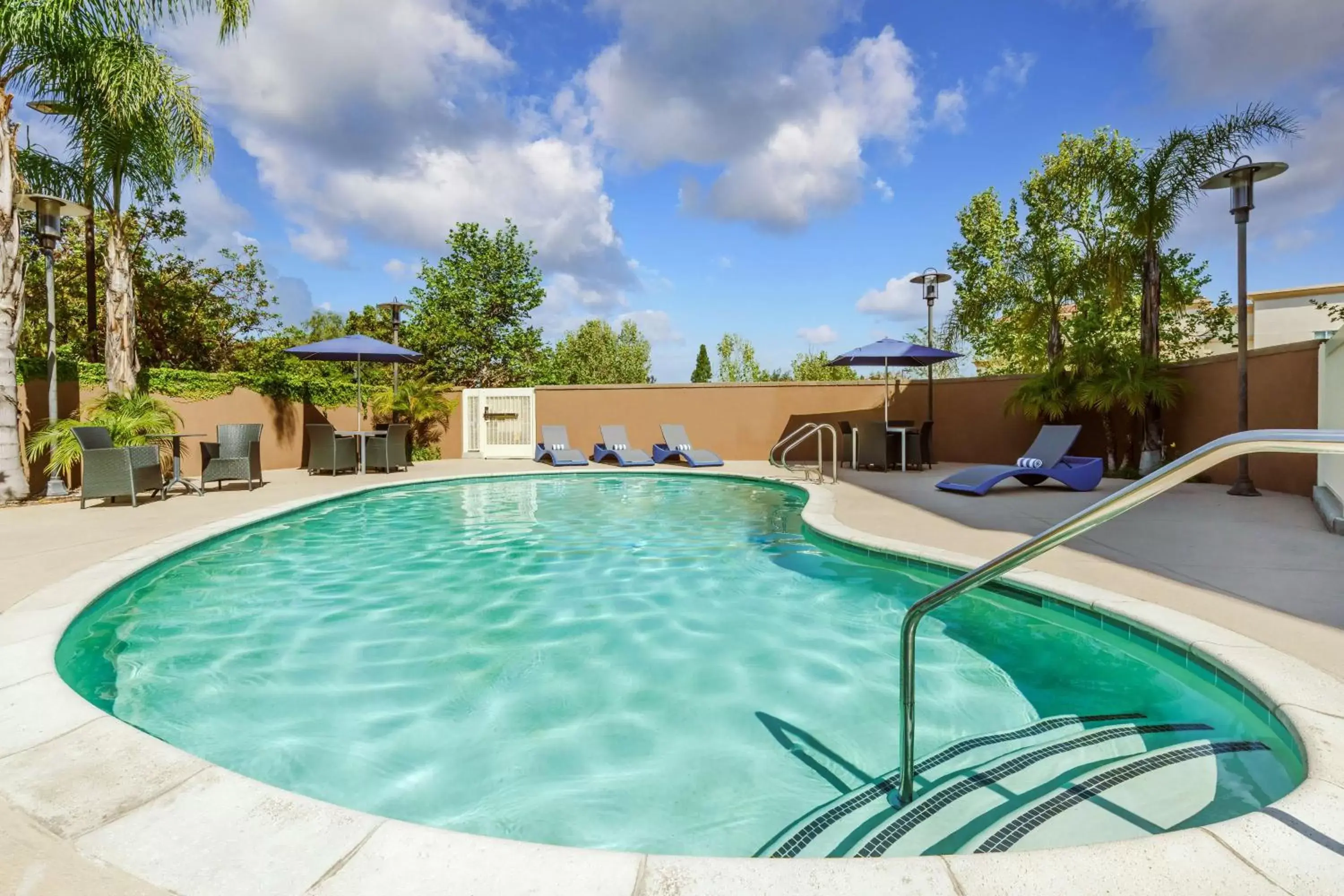 Swimming Pool in Hampton Inn & Suites Thousand Oaks