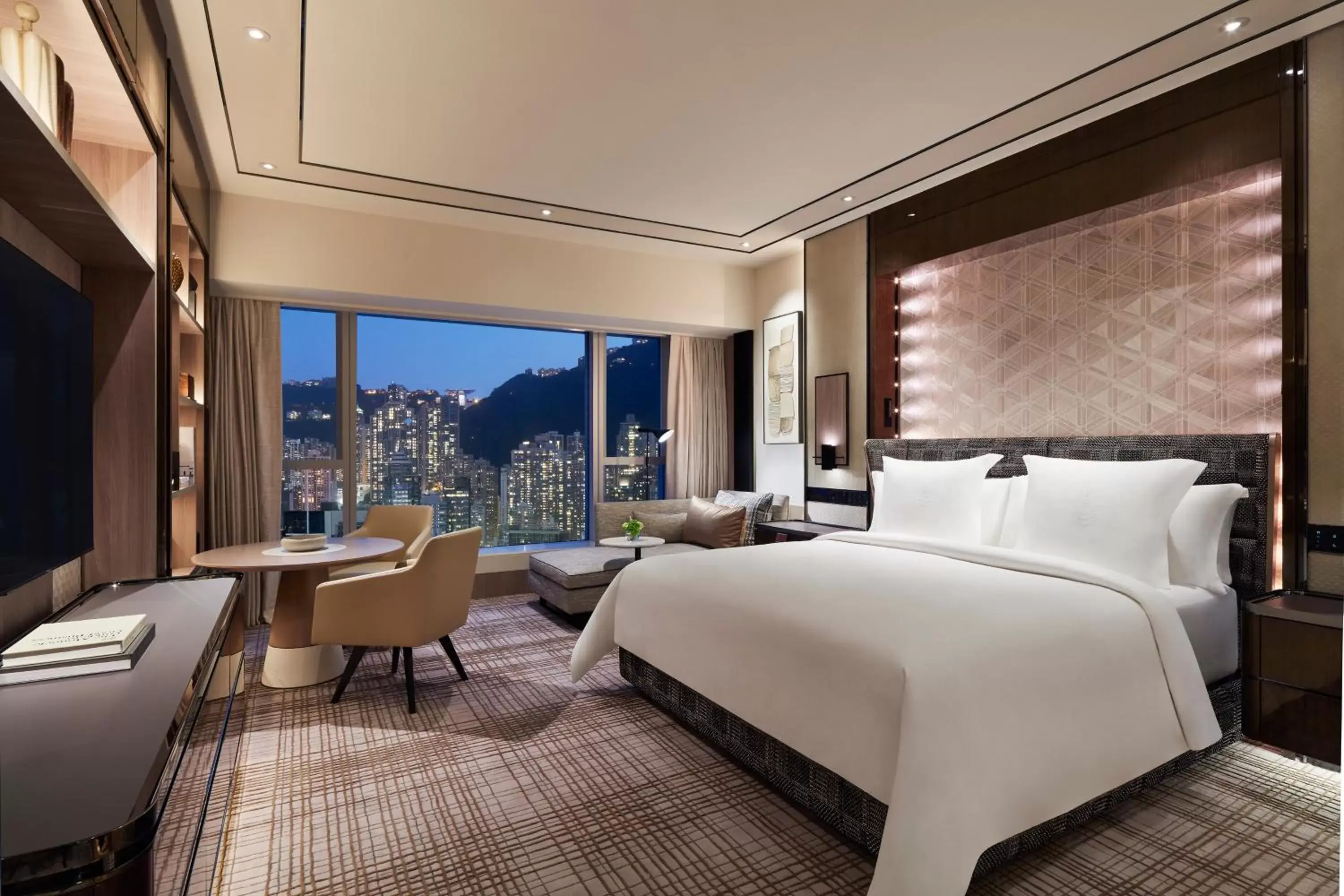 Bedroom in Four Seasons Hotel Hong Kong