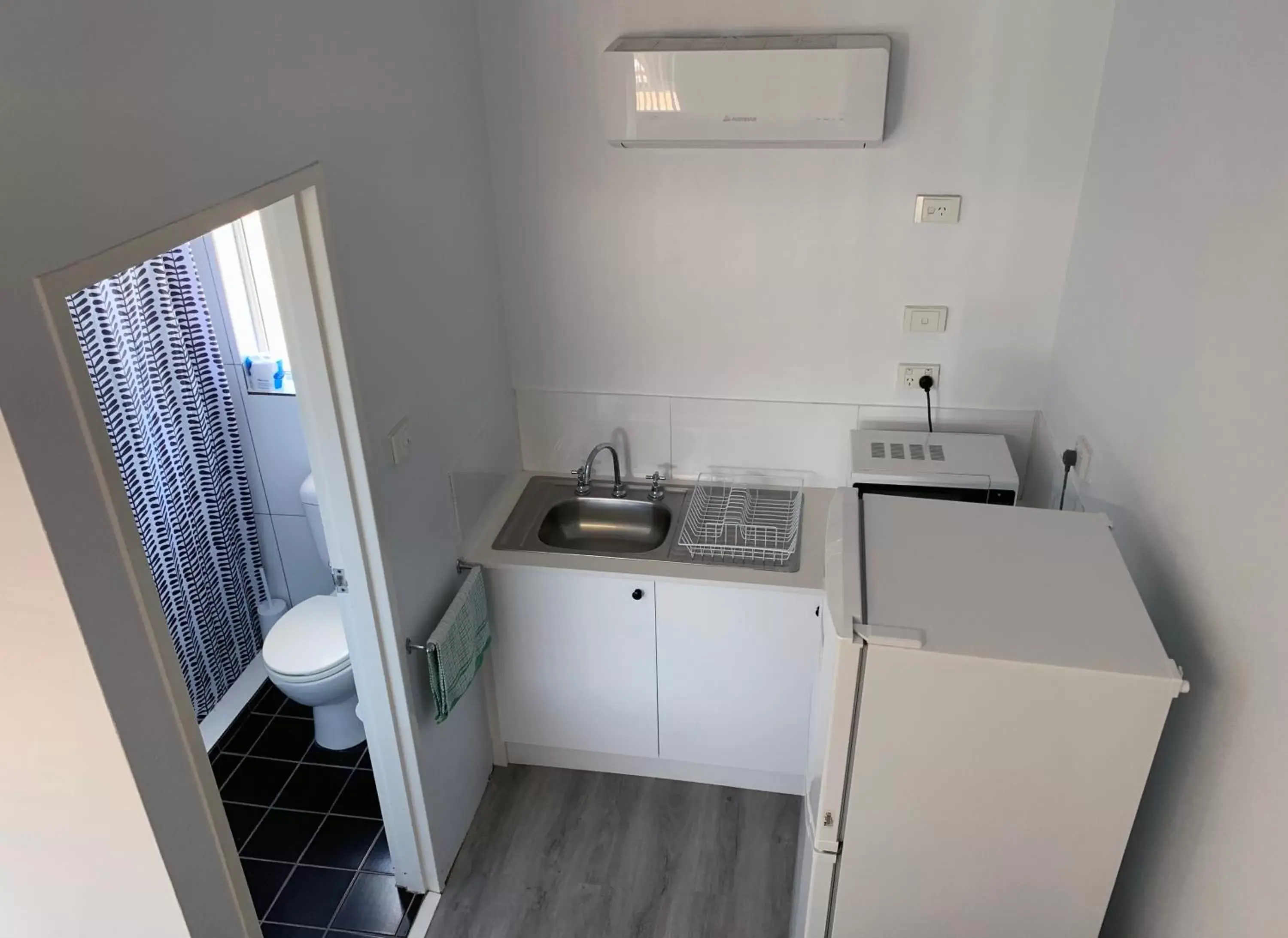 Bathroom, Kitchen/Kitchenette in Baths Motel Moree