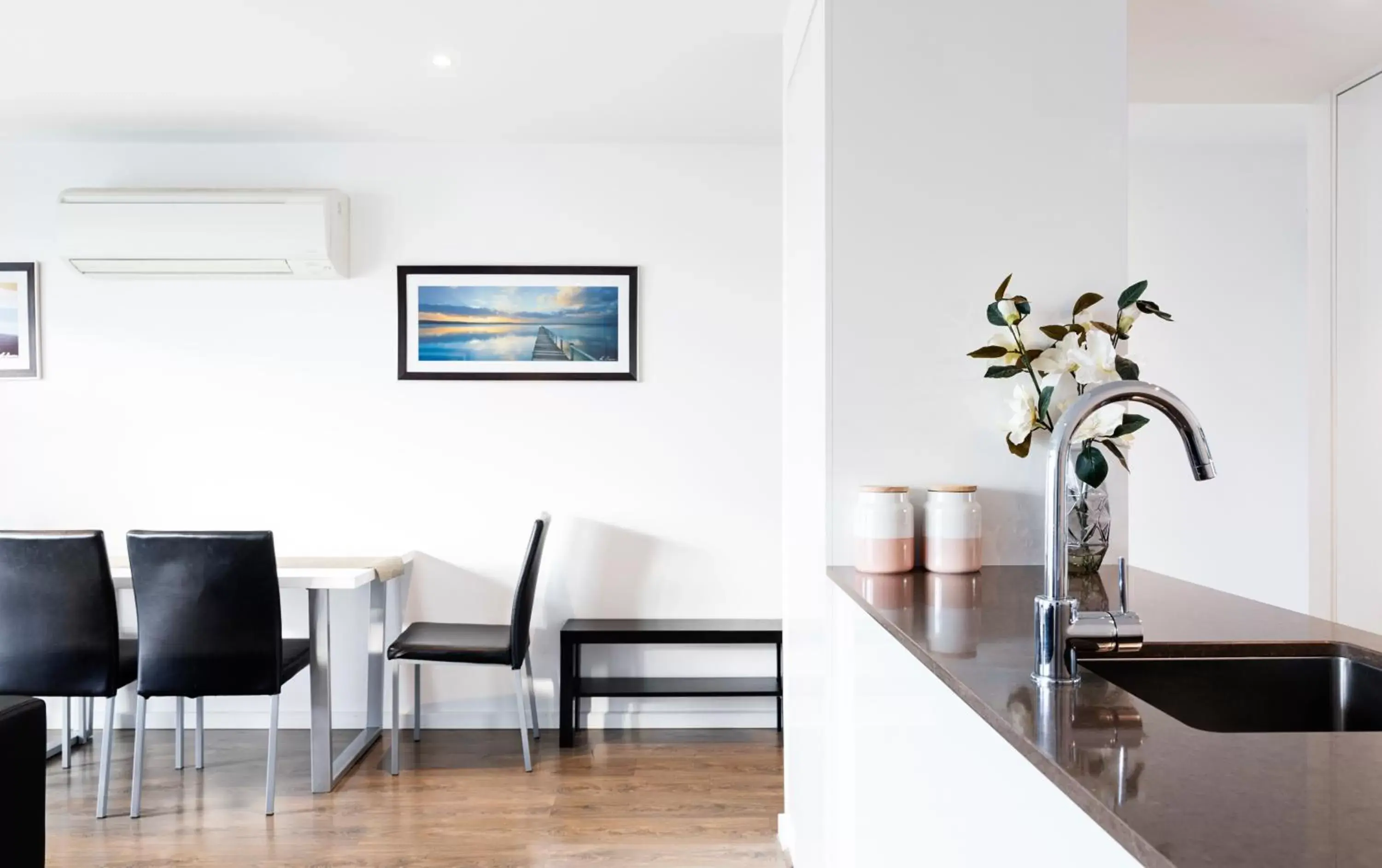 Kitchen or kitchenette, Dining Area in RNR Serviced Apartments North Melbourne