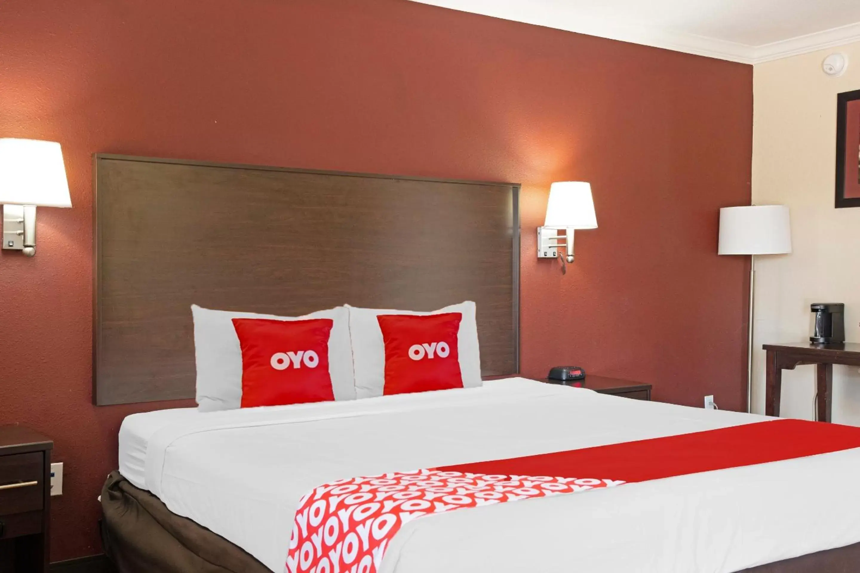 Bedroom, Bed in OYO Hotel McAllen Airport South