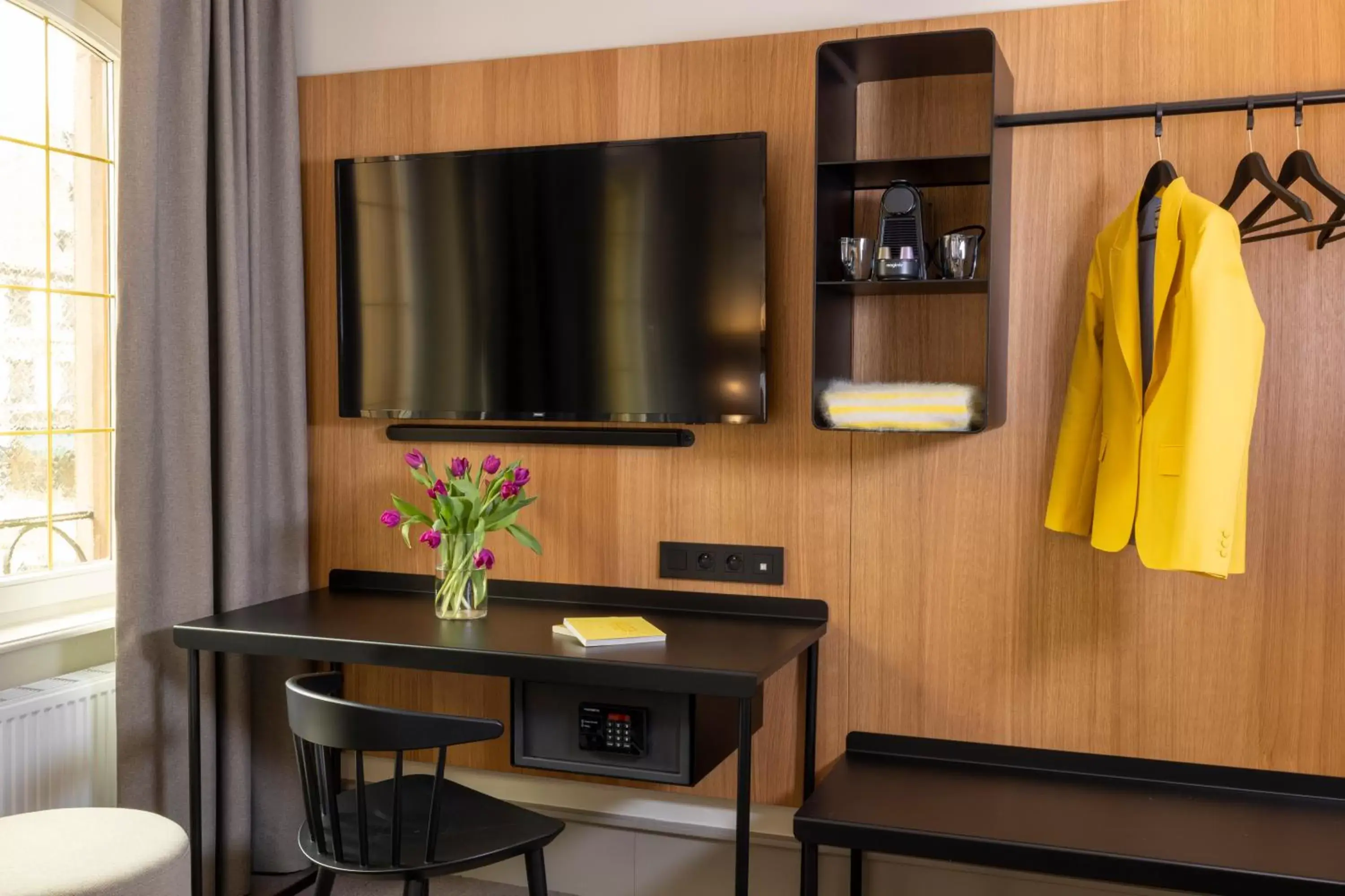 TV and multimedia, TV/Entertainment Center in Hotel La Diligence