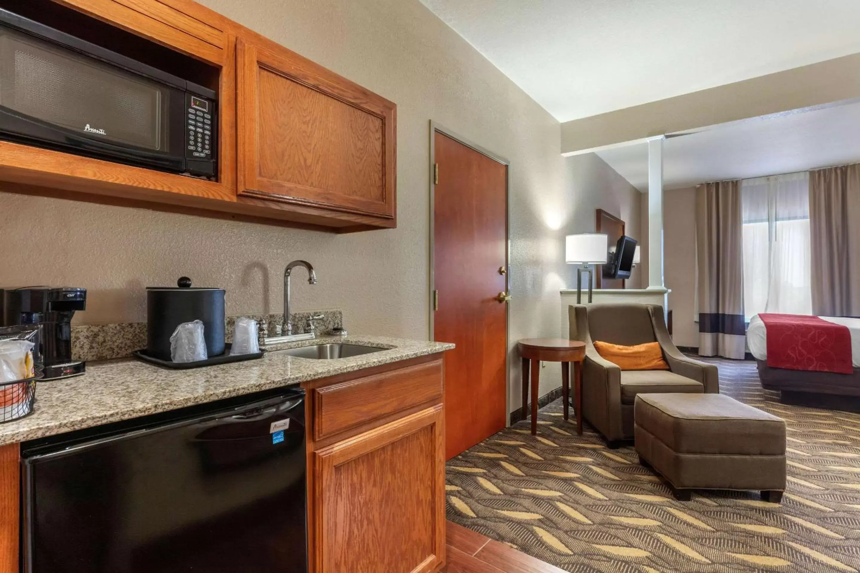 Bedroom, Kitchen/Kitchenette in Comfort Suites Rolla