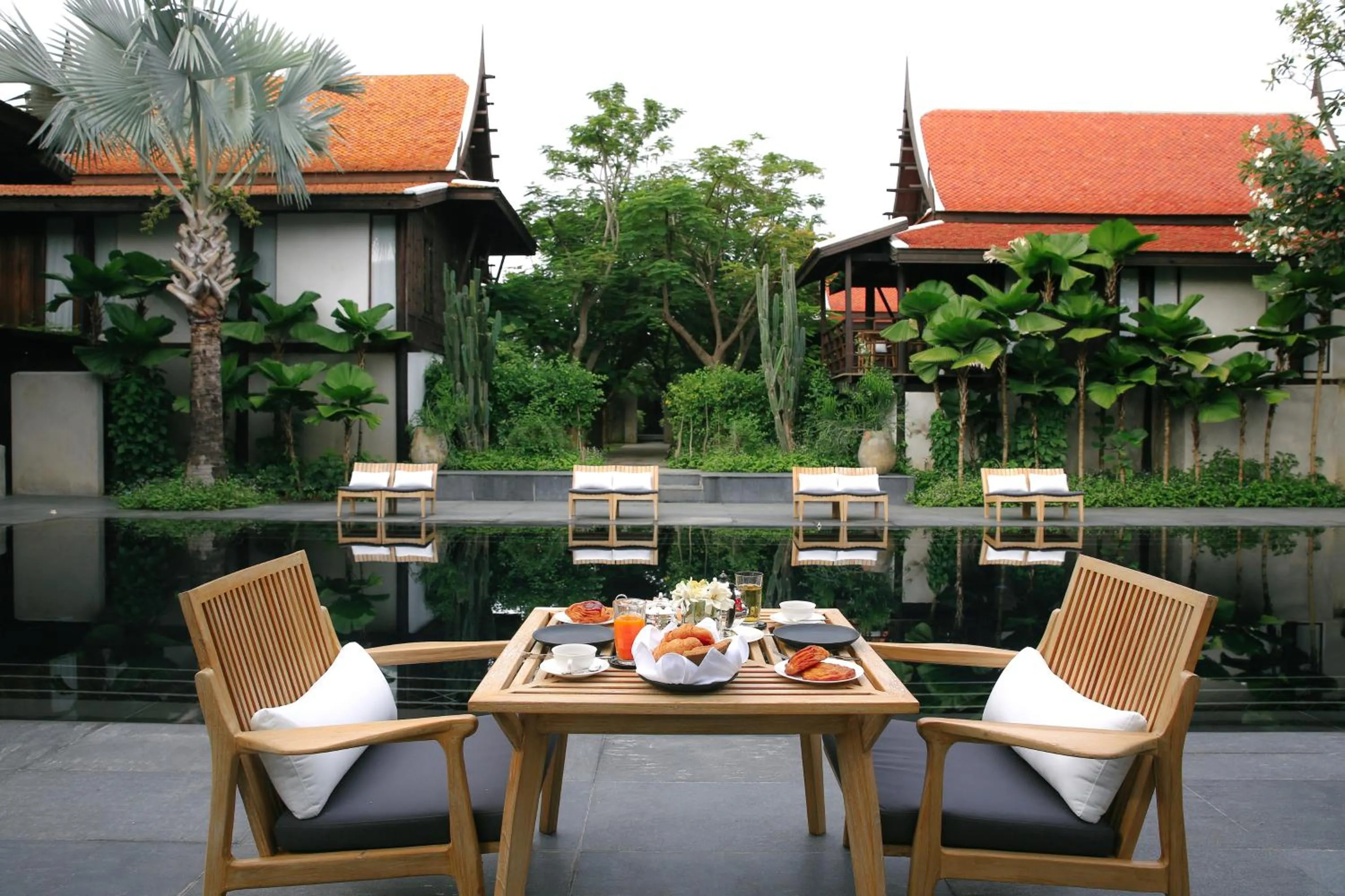 Restaurant/places to eat in Villa Mahabhirom