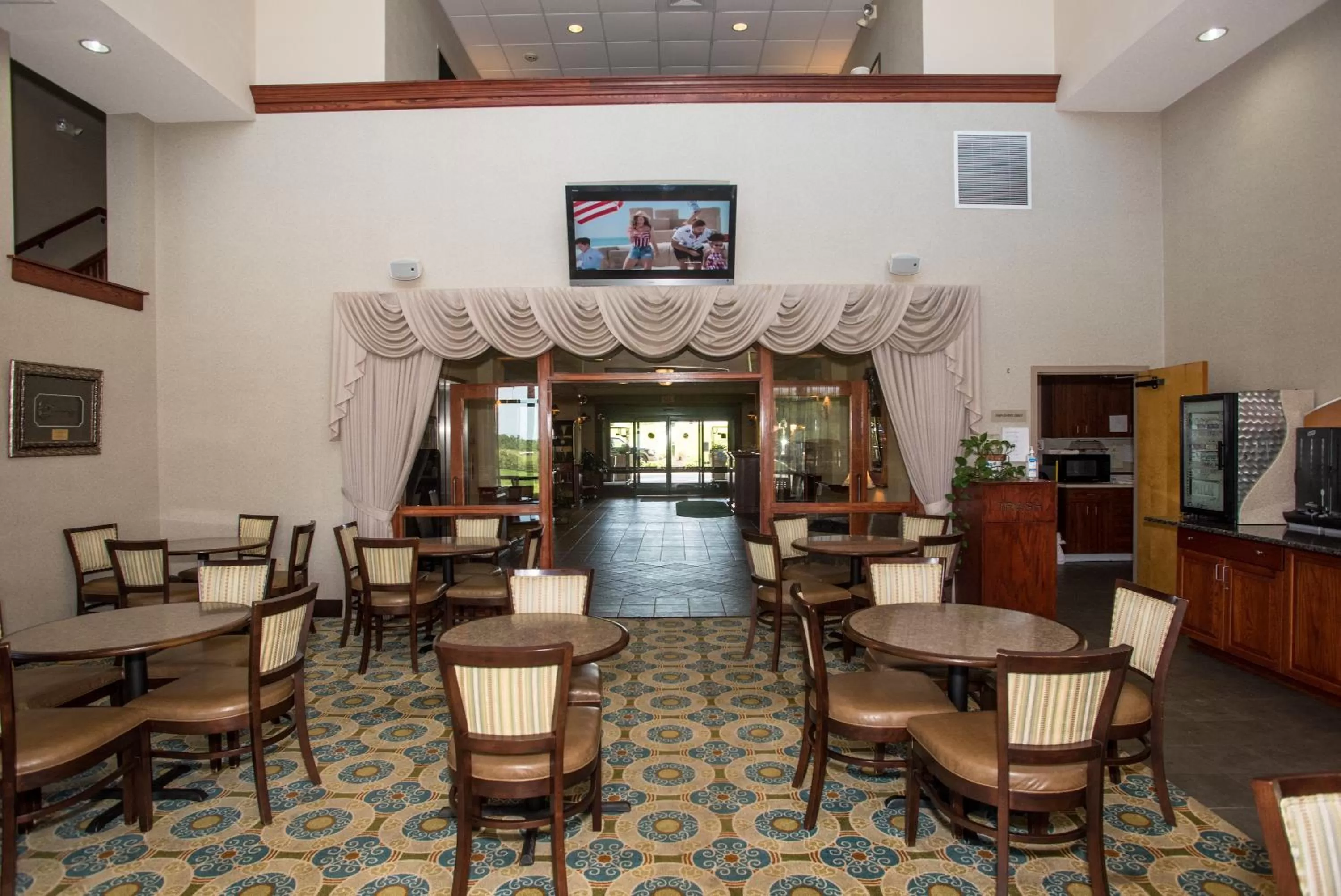 Food and drinks in Round Hill Inn